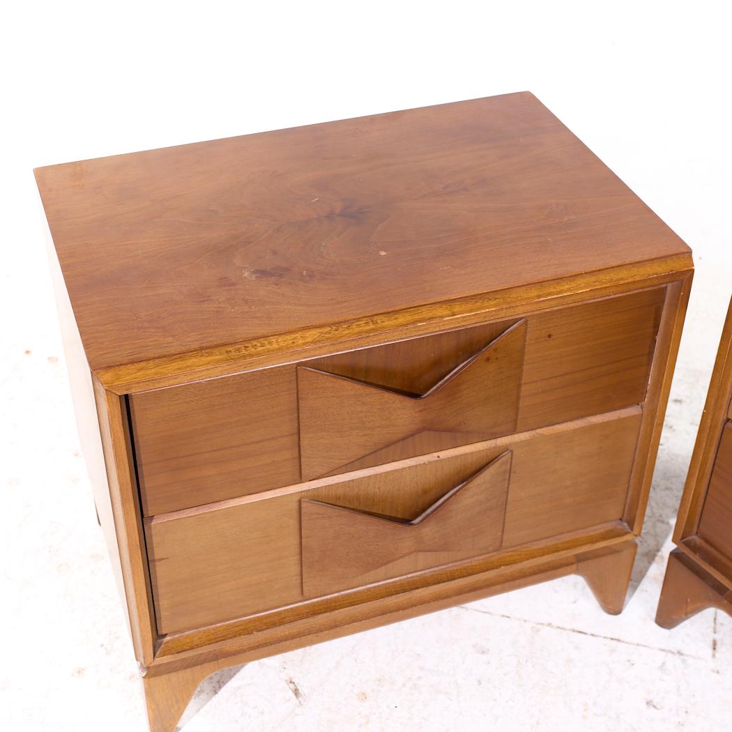 Broyhill Brasilia Style Mid Century Tables de nuit en noyer - Paire en vente 2