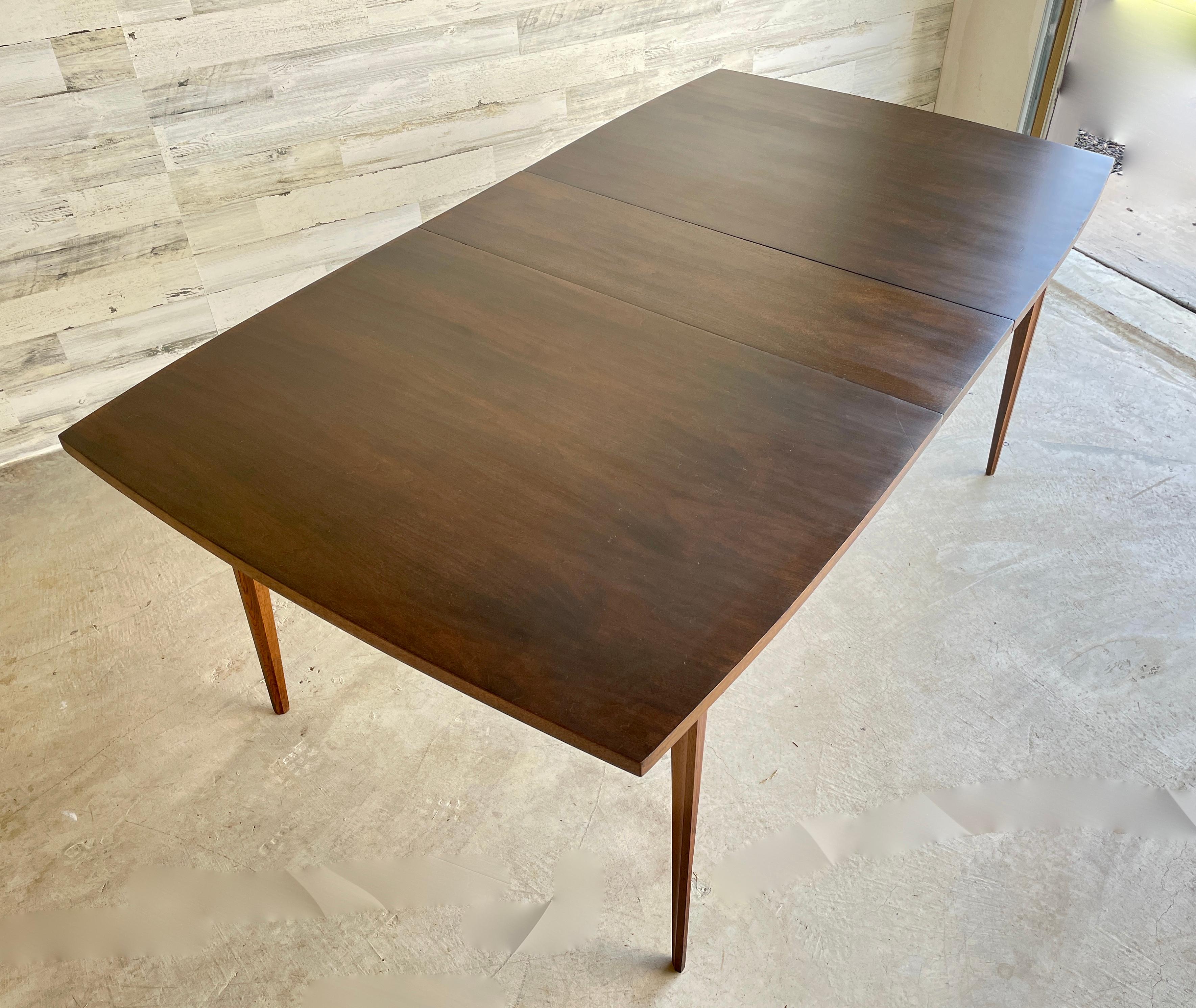 Broyhill Brasilia Walnut Dining Table In Good Condition For Sale In Denton, TX