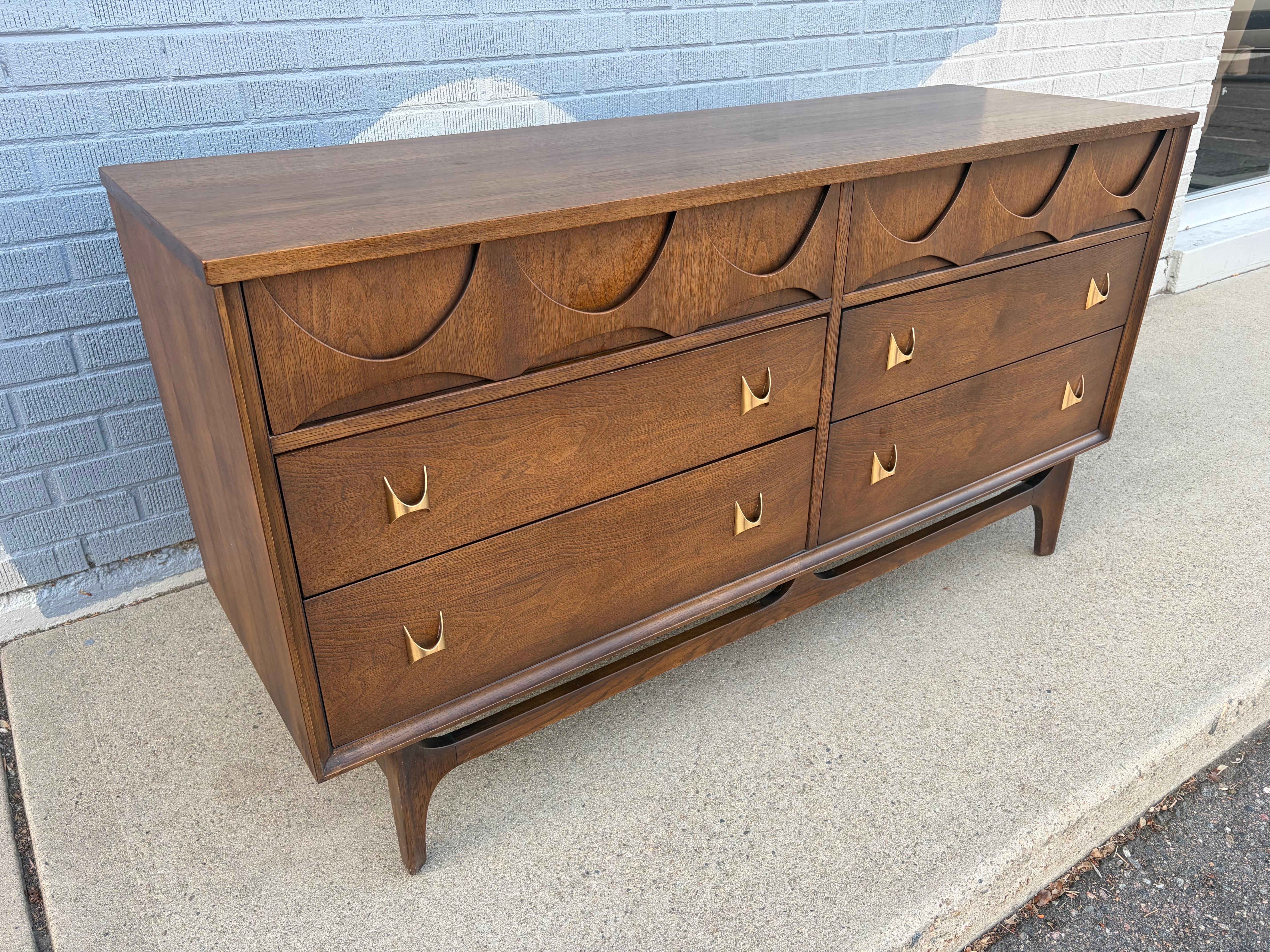 Comò in noce Broyhill Brasilia, metà del secolo scorso, anni '60 in vendita 3