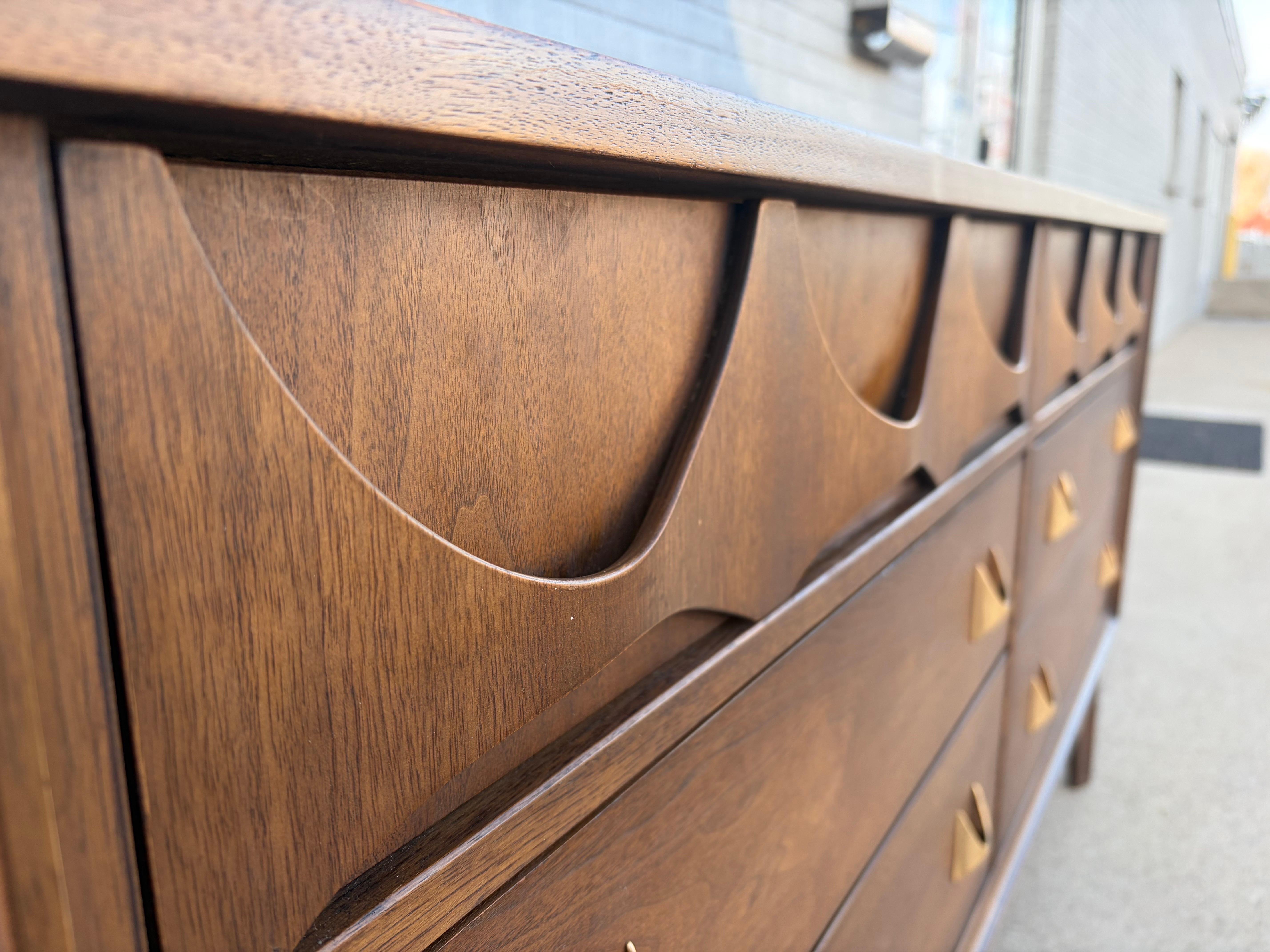 Comò in noce Broyhill Brasilia, metà del secolo scorso, anni '60 in vendita 4