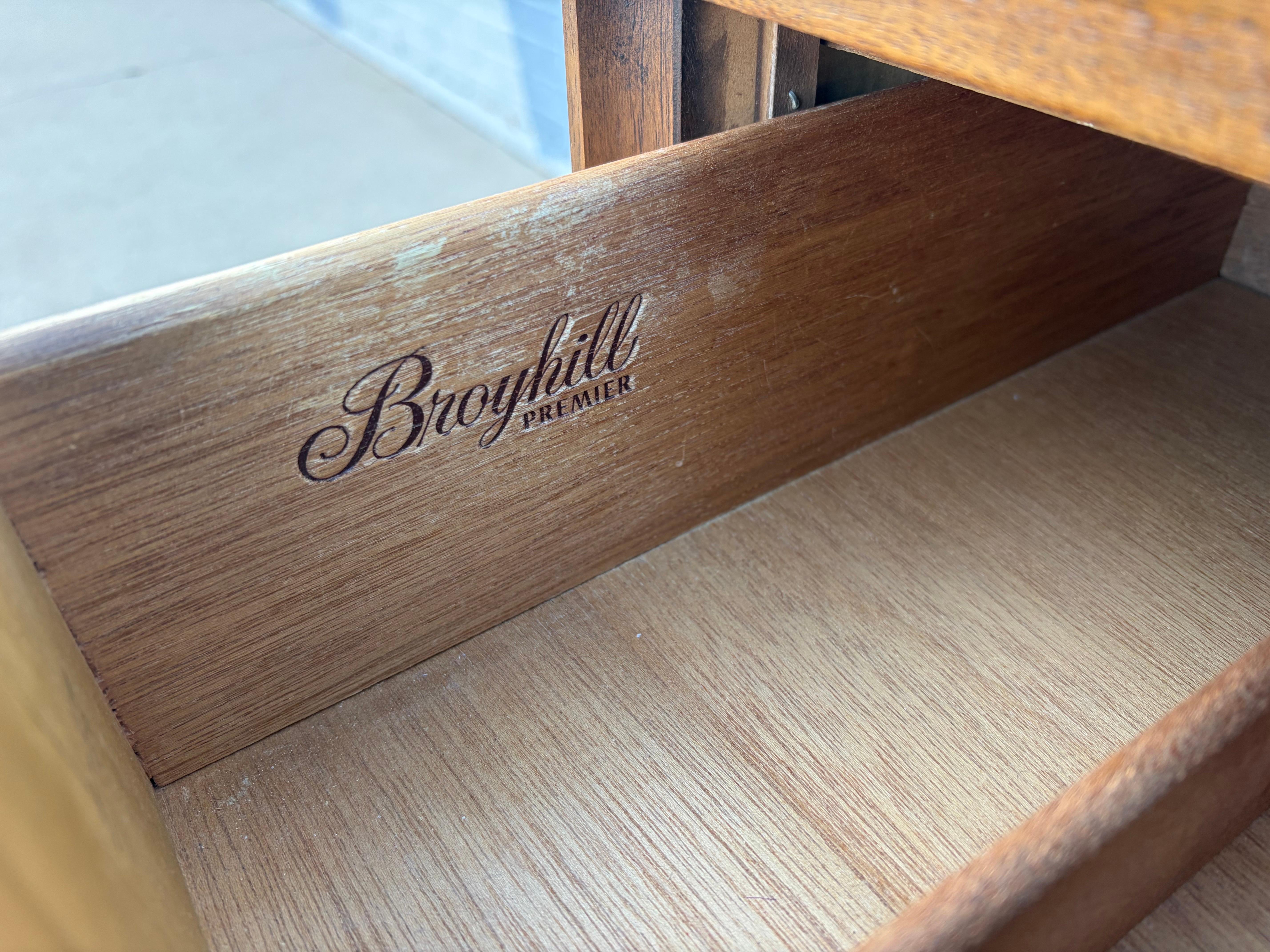 Comò in noce Broyhill Brasilia, metà del secolo scorso, anni '60 in vendita 5