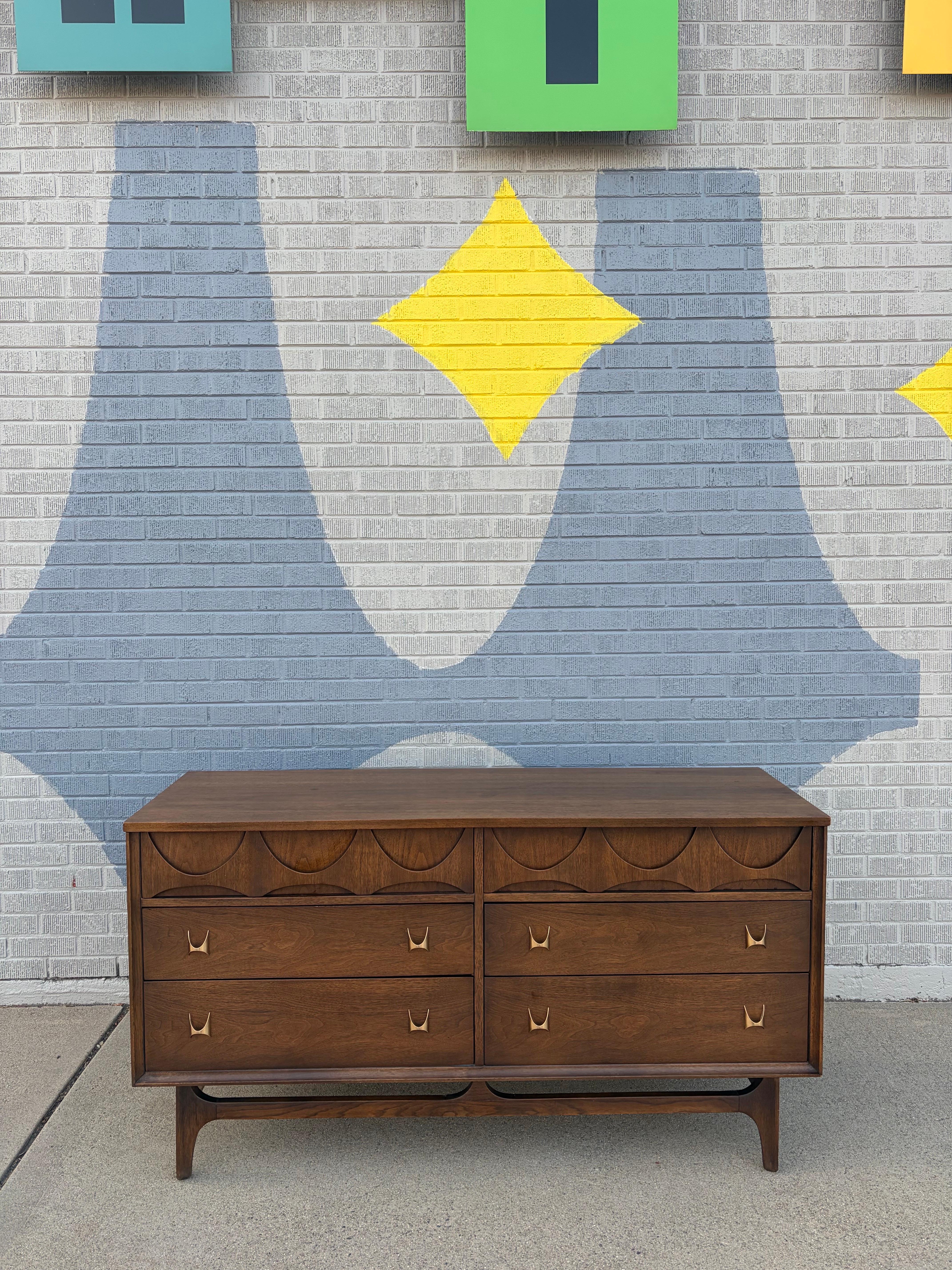 Comò in noce Broyhill Brasilia, metà del secolo scorso, anni '60 in vendita 7