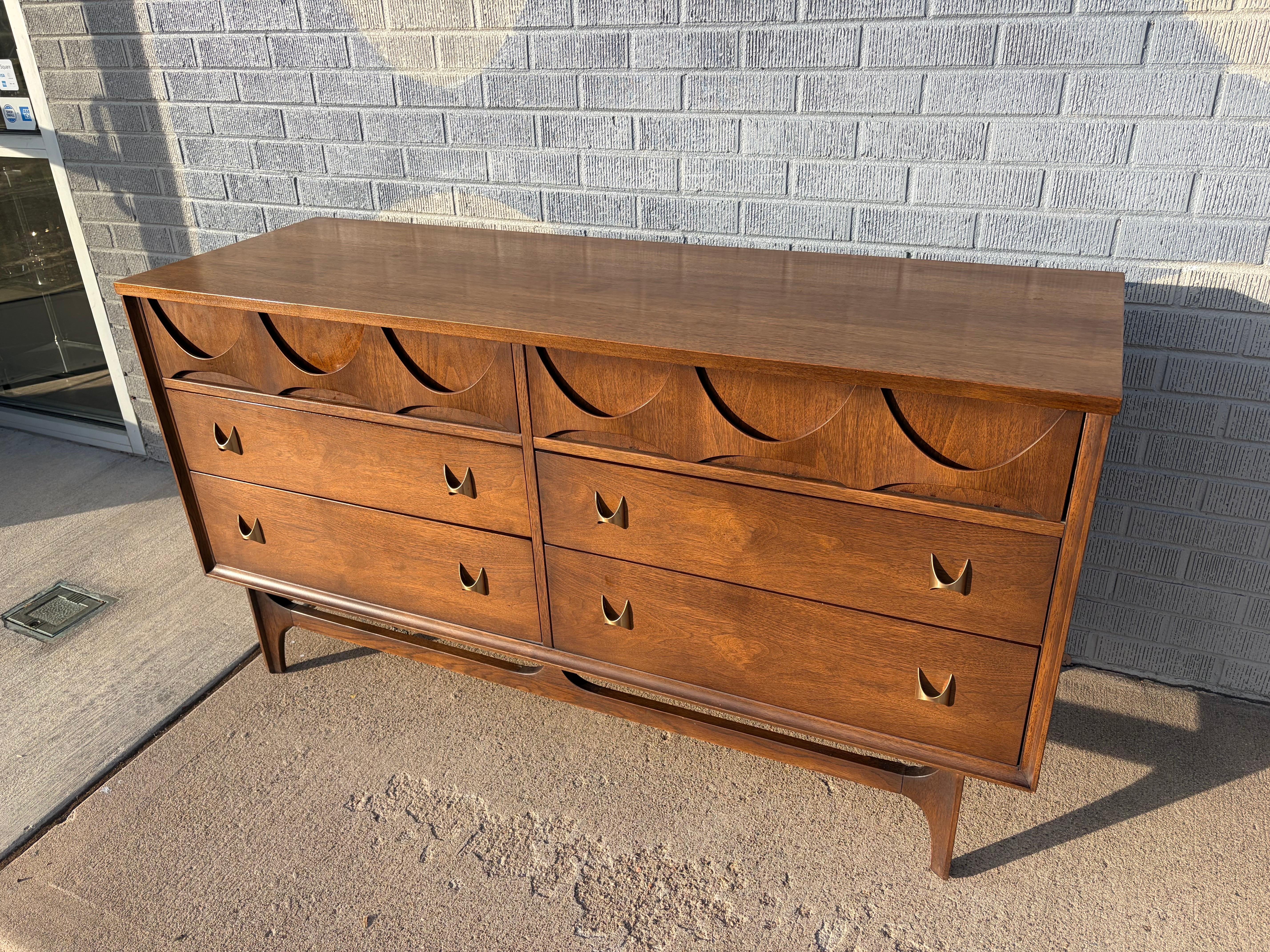 Comò in noce Broyhill Brasilia, metà del secolo scorso, anni '60

Questo splendido comò a sei cassetti dell'iconica collezione Broyhill Brasilia incarna l'eleganza audace e scultorea del design americano di metà secolo. Ispirata all'architettura di