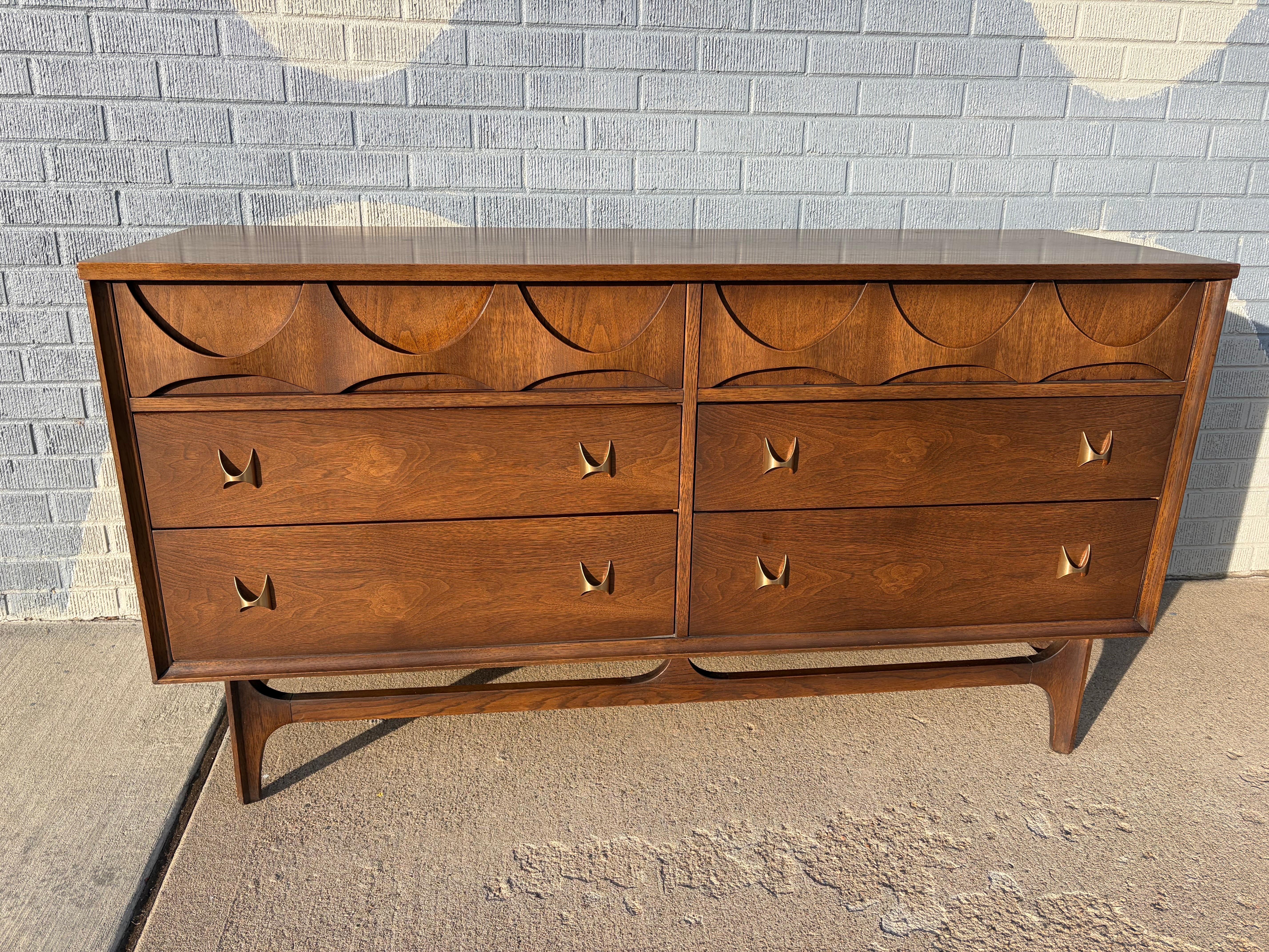 Mid-Century moderno Comò in noce Broyhill Brasilia, metà del secolo scorso, anni '60 in vendita