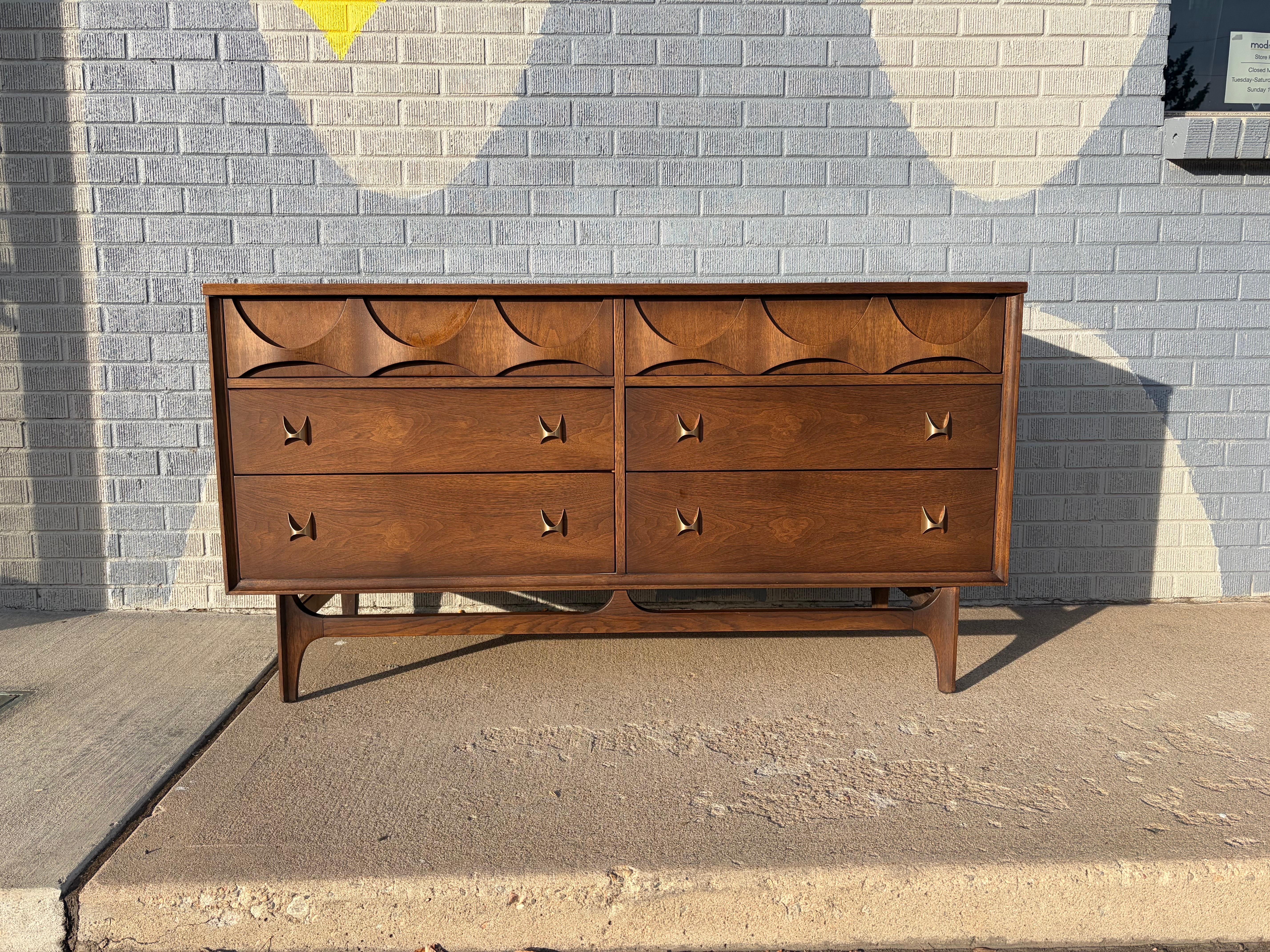 Americano Comò in noce Broyhill Brasilia, metà del secolo scorso, anni '60 in vendita