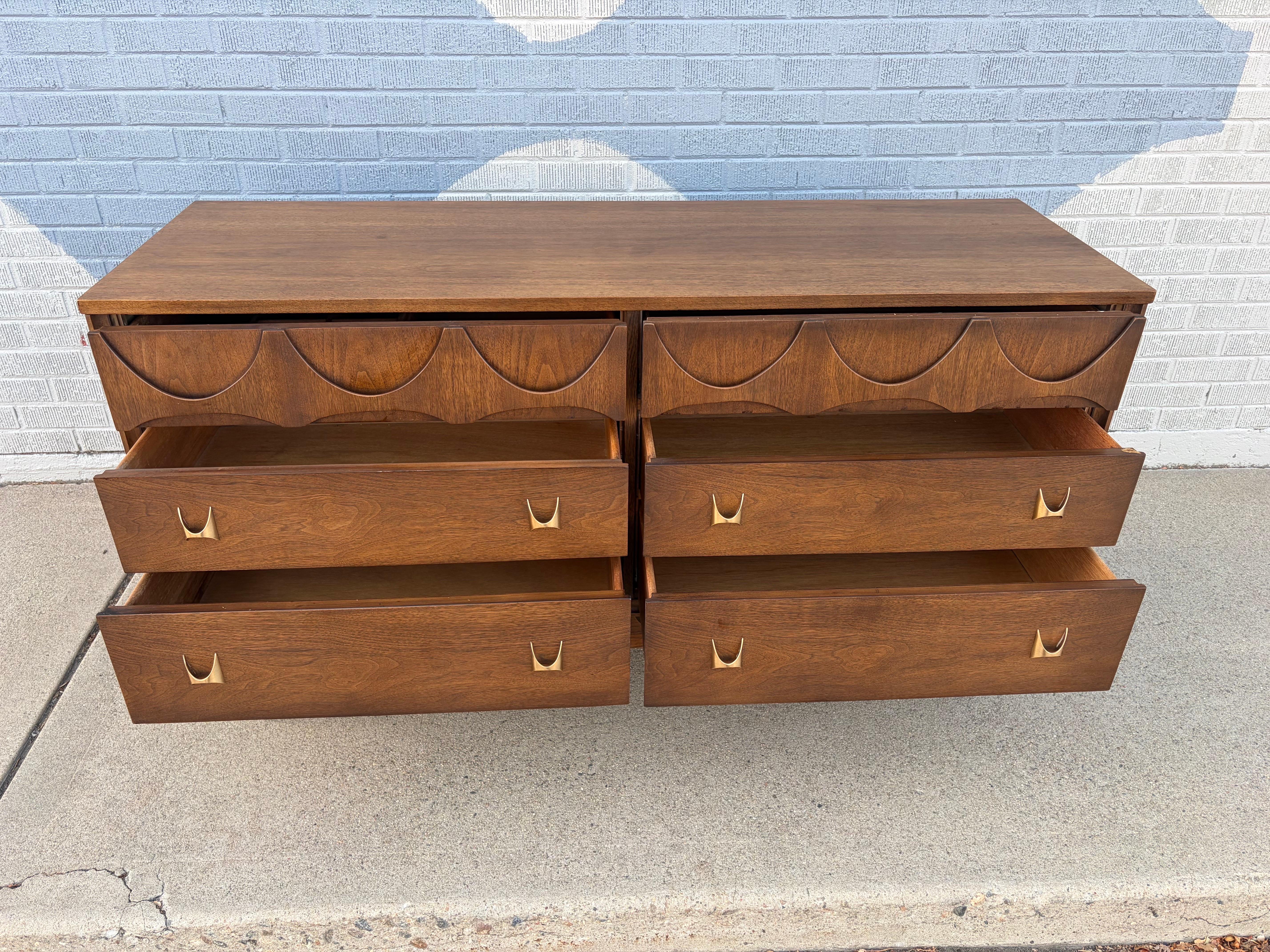 Comò in noce Broyhill Brasilia, metà del secolo scorso, anni '60 In condizioni buone in vendita a Wheat Ridge, CO