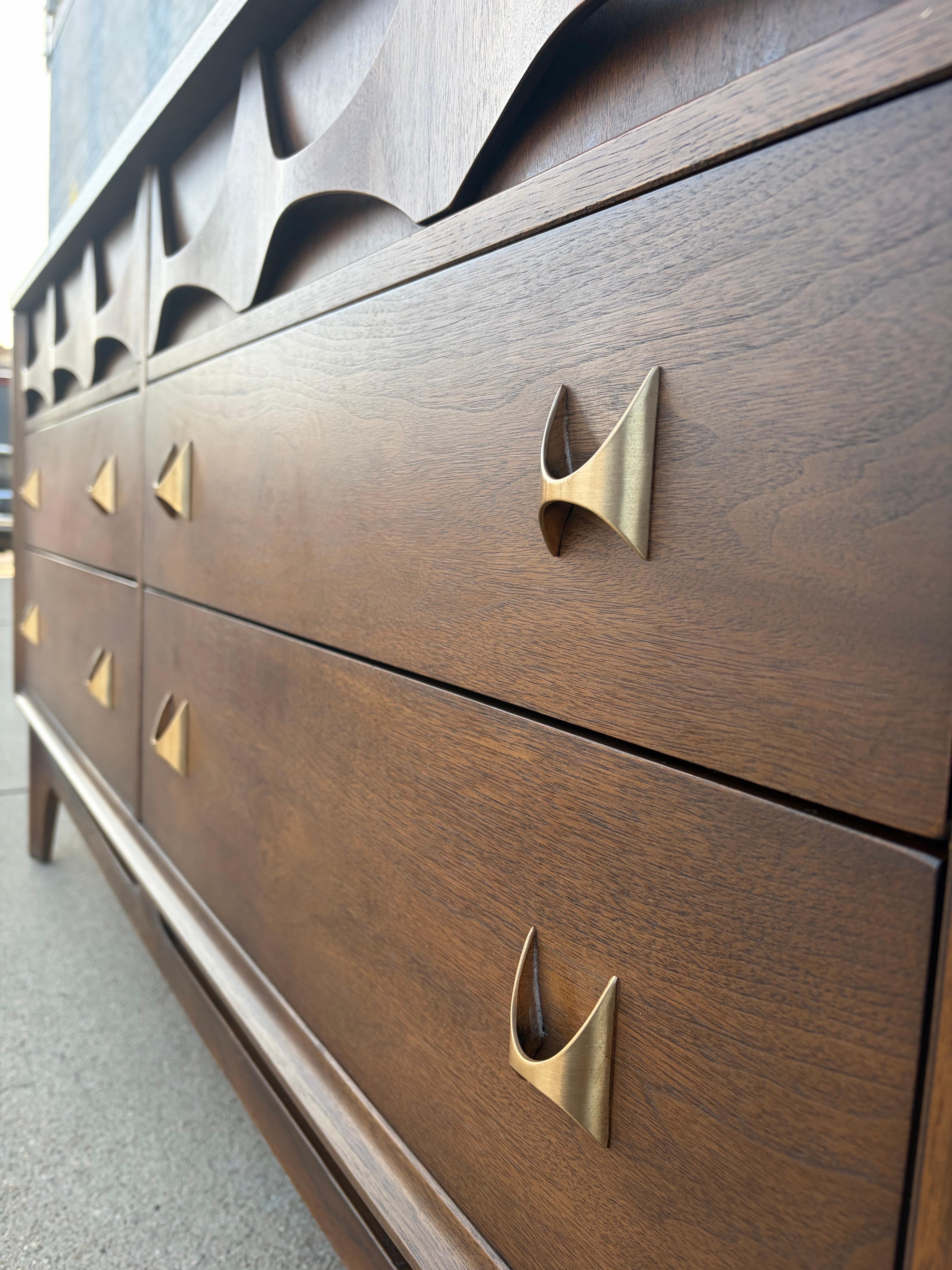 Metà XX secolo Comò in noce Broyhill Brasilia, metà del secolo scorso, anni '60 in vendita