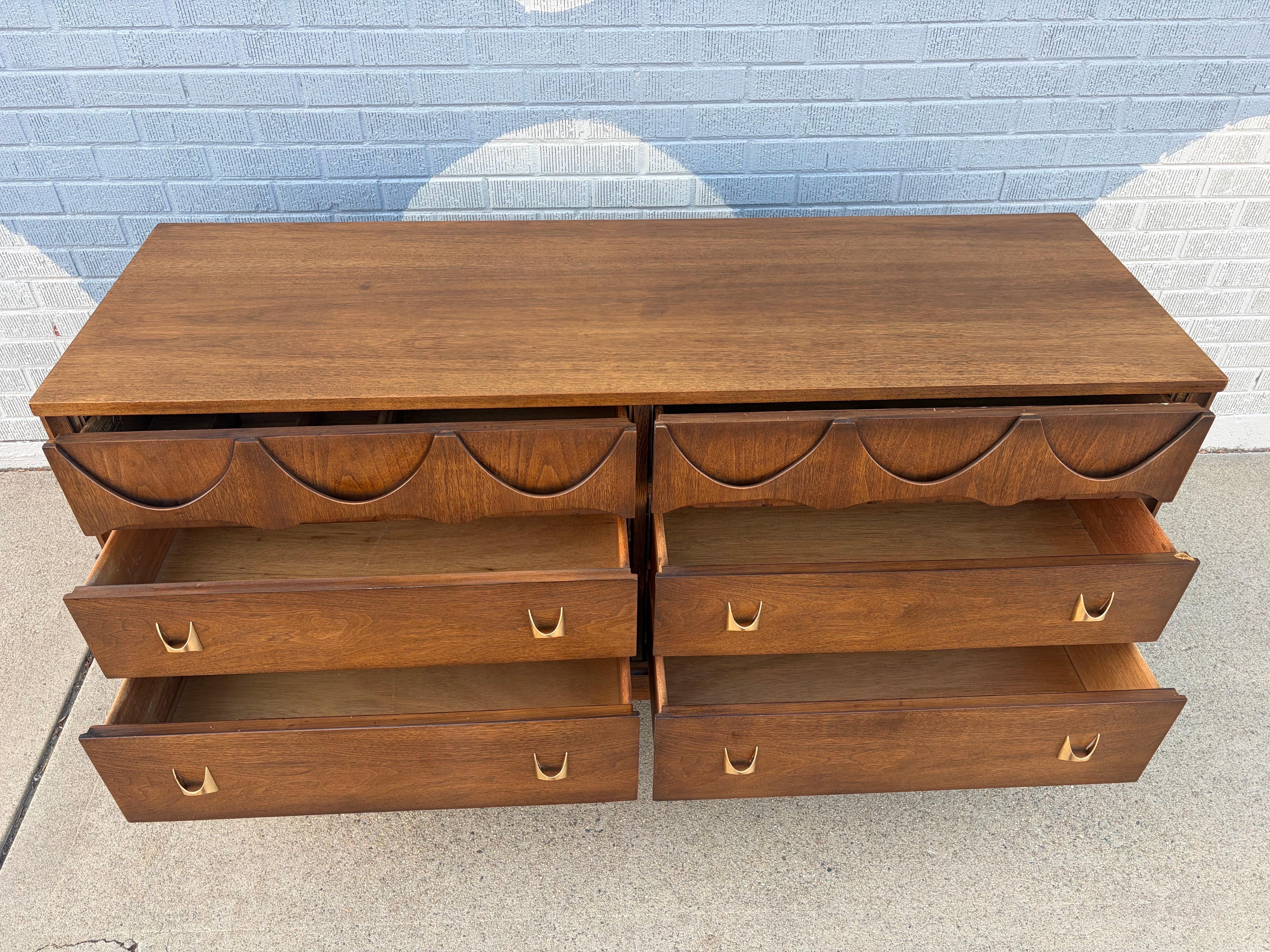 Ottone Comò in noce Broyhill Brasilia, metà del secolo scorso, anni '60 in vendita