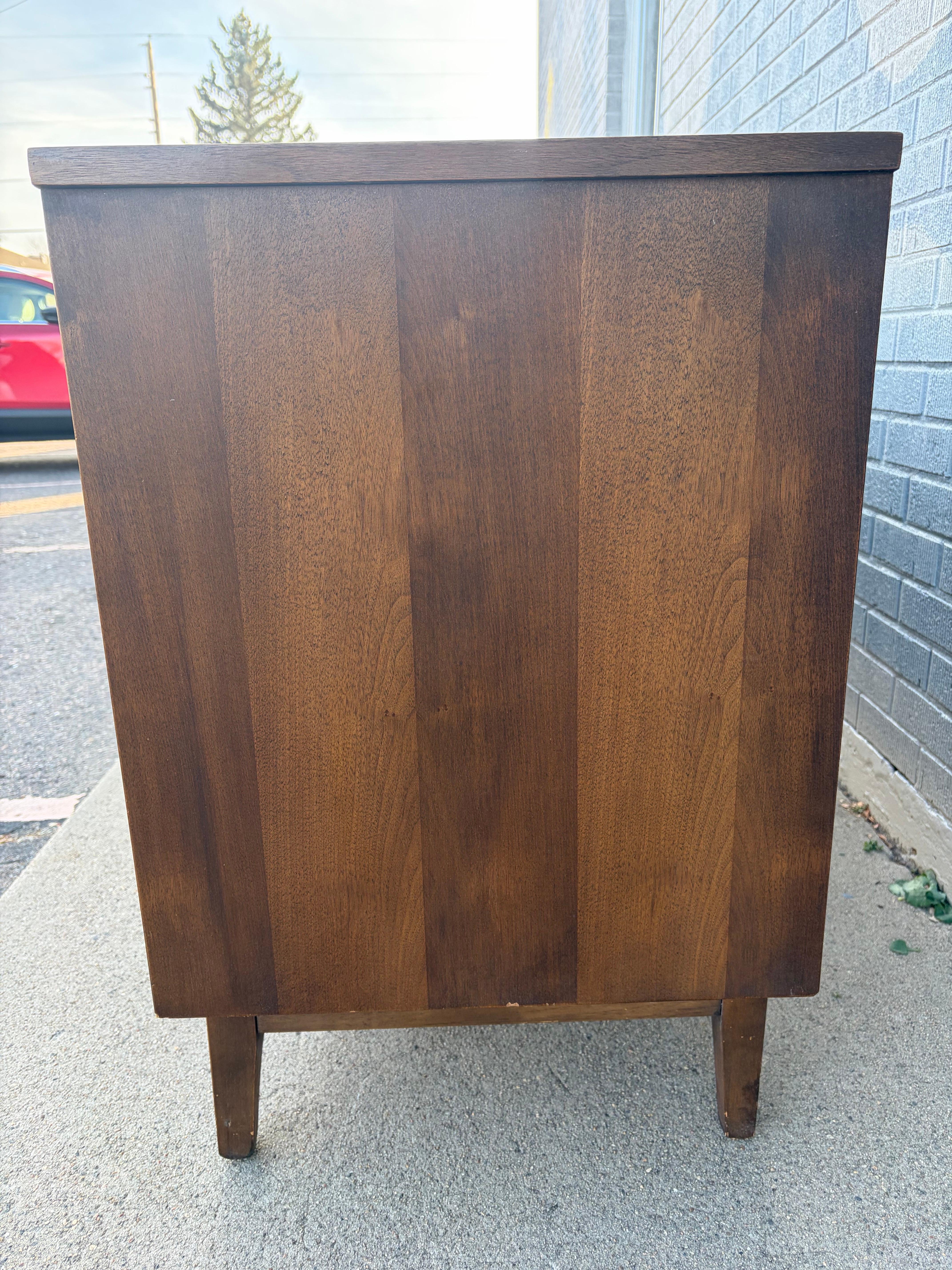 Comò in noce Broyhill Brasilia, metà del secolo scorso, anni '60 in vendita 1