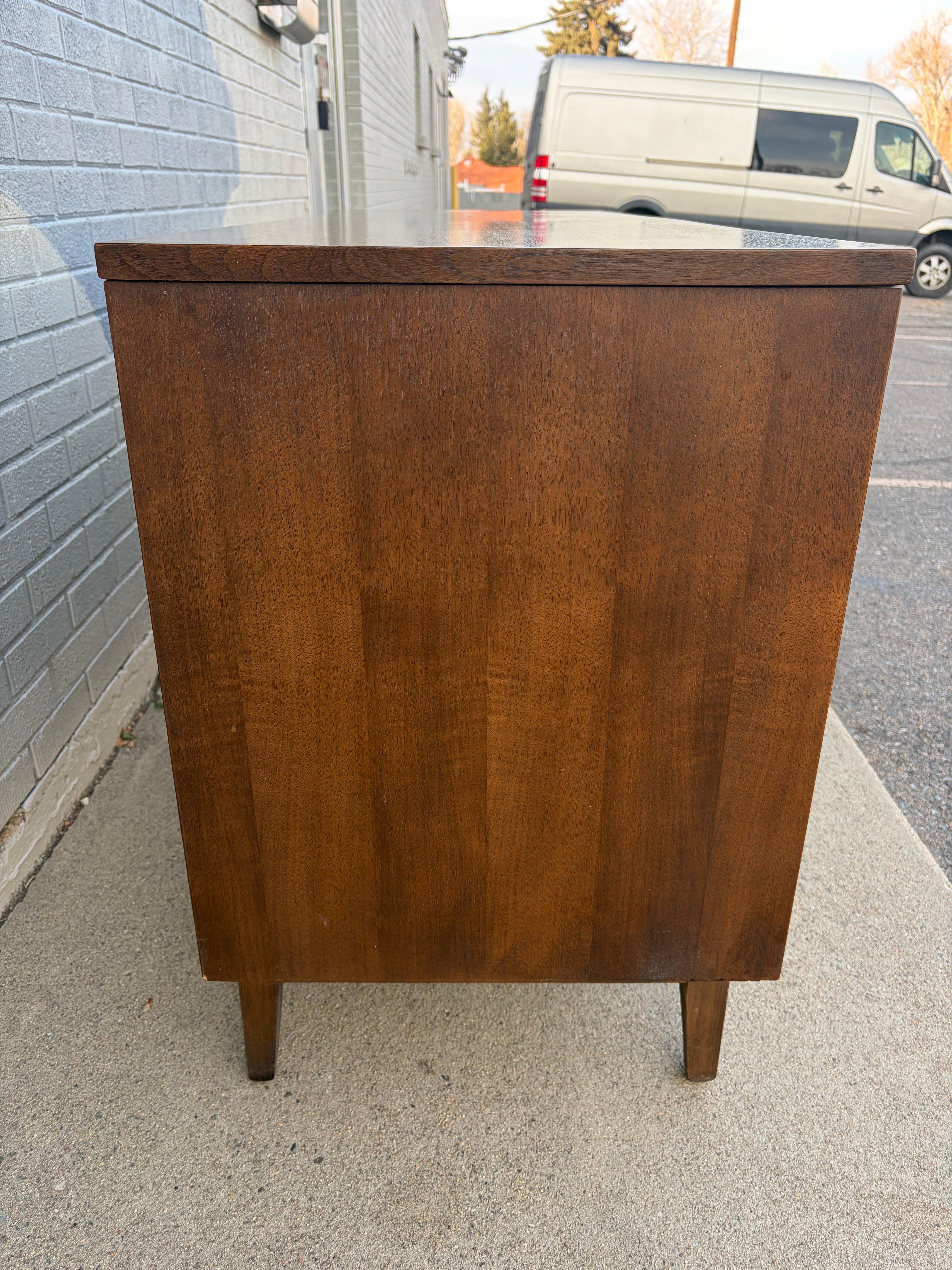 Comò in noce Broyhill Brasilia, metà del secolo scorso, anni '60 in vendita 2