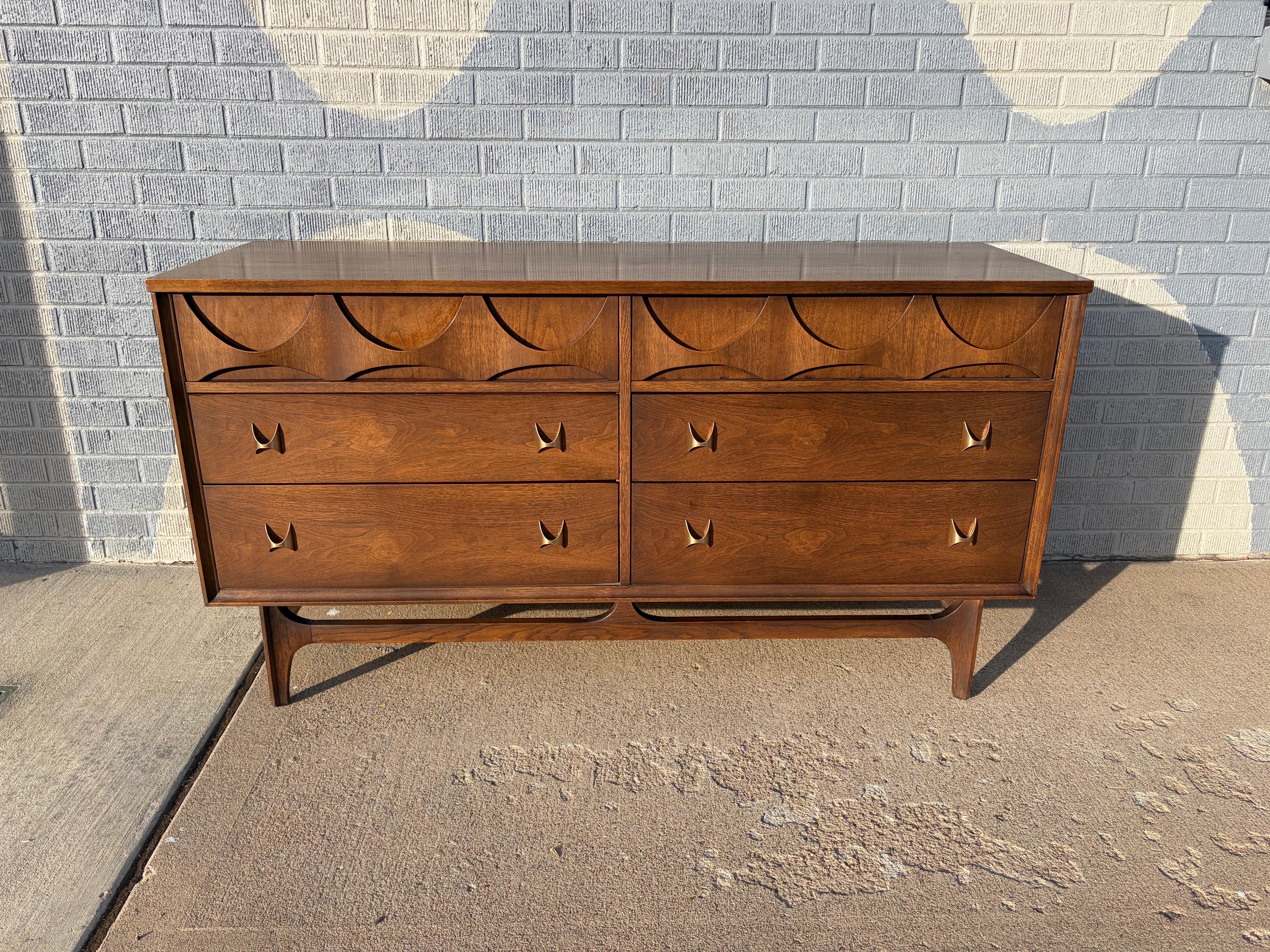 Comò in noce Broyhill Brasilia, metà del secolo scorso, anni
60