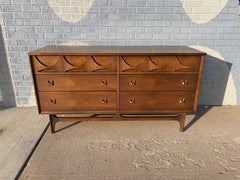 Comò in noce Broyhill Brasilia, metà del secolo scorso, anni '60