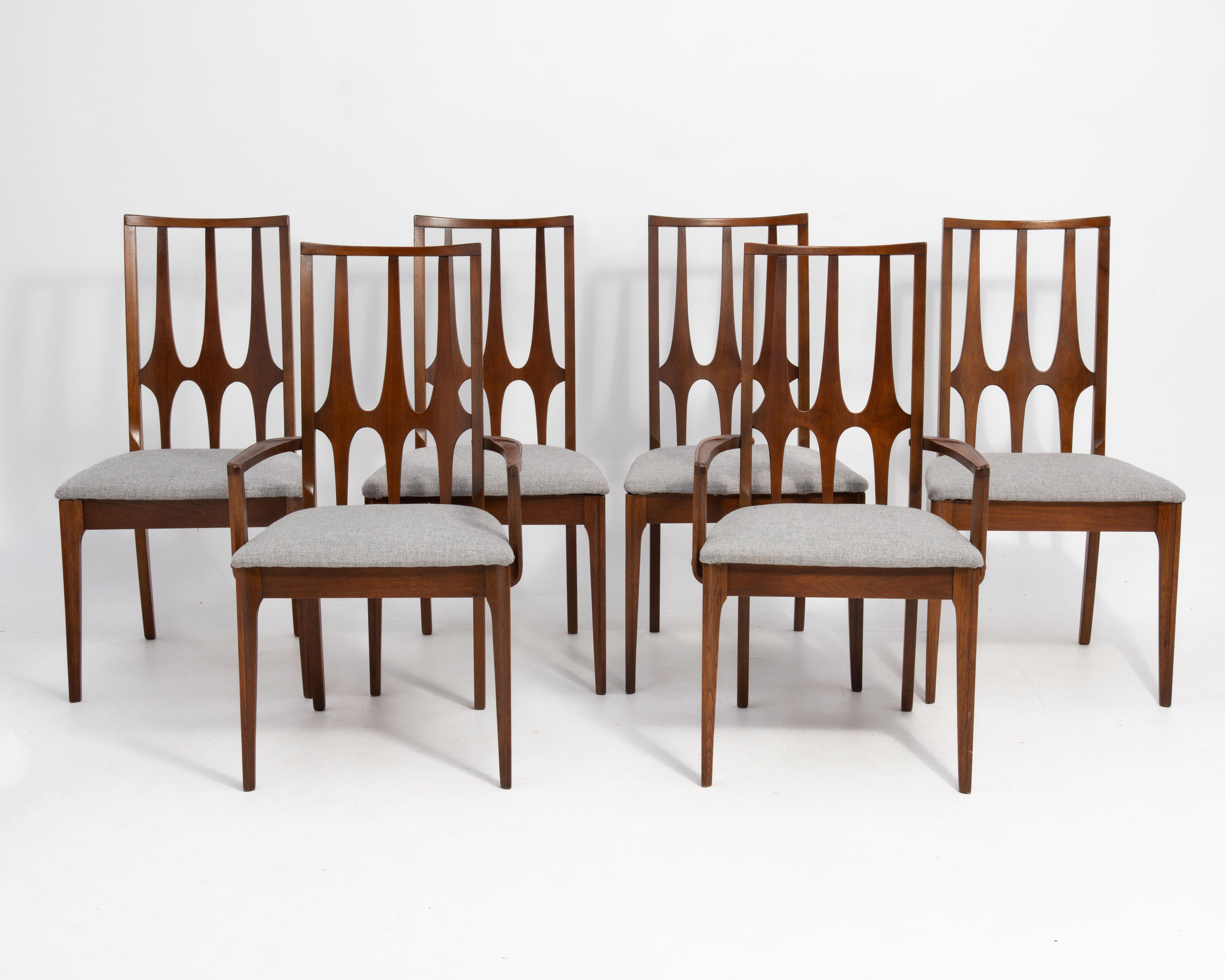 Ensemble de six chaises de salle à manger à haut dossier Broyhill Brasilia. Deux fauteuils et quatre chaises d'appoint. La plupart des chaises sont marquées.

Les fauteuils mesurent H 38