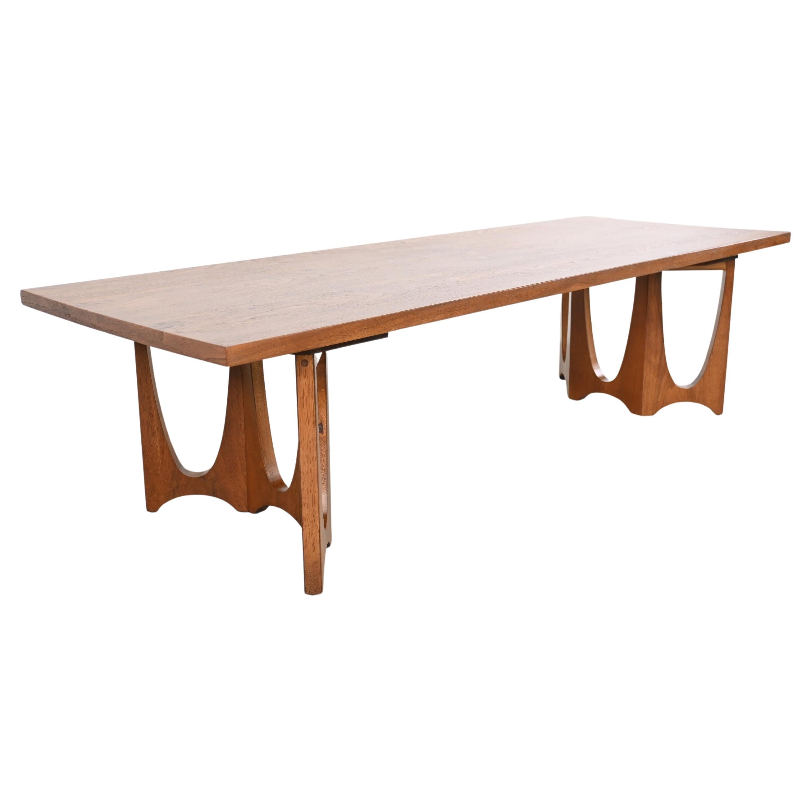 Broyhill brasilia walnut Mid-Century Modern recctangular coffee table.

Broyhill Furniture, USA, 1960s.

Measures: 60 Wide x 22 deep x 16.25 high.

Mid-Century Modern walnut coffee table with sculpted legs.

Professionally refinished.