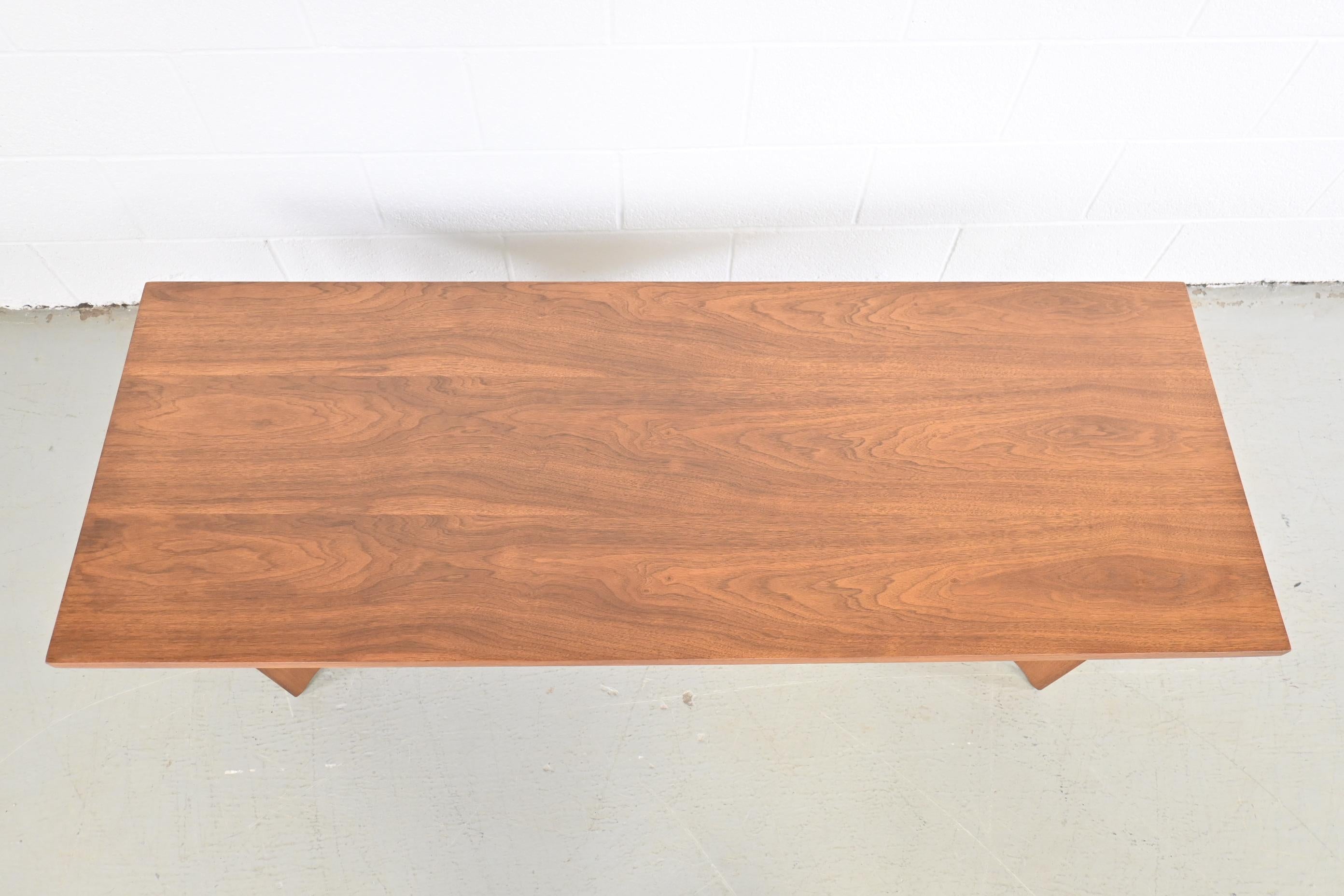 Broyhill Brasilia Walnut Mid-Century Modern Rectangular Coffee Table In Excellent Condition In Morgan, UT