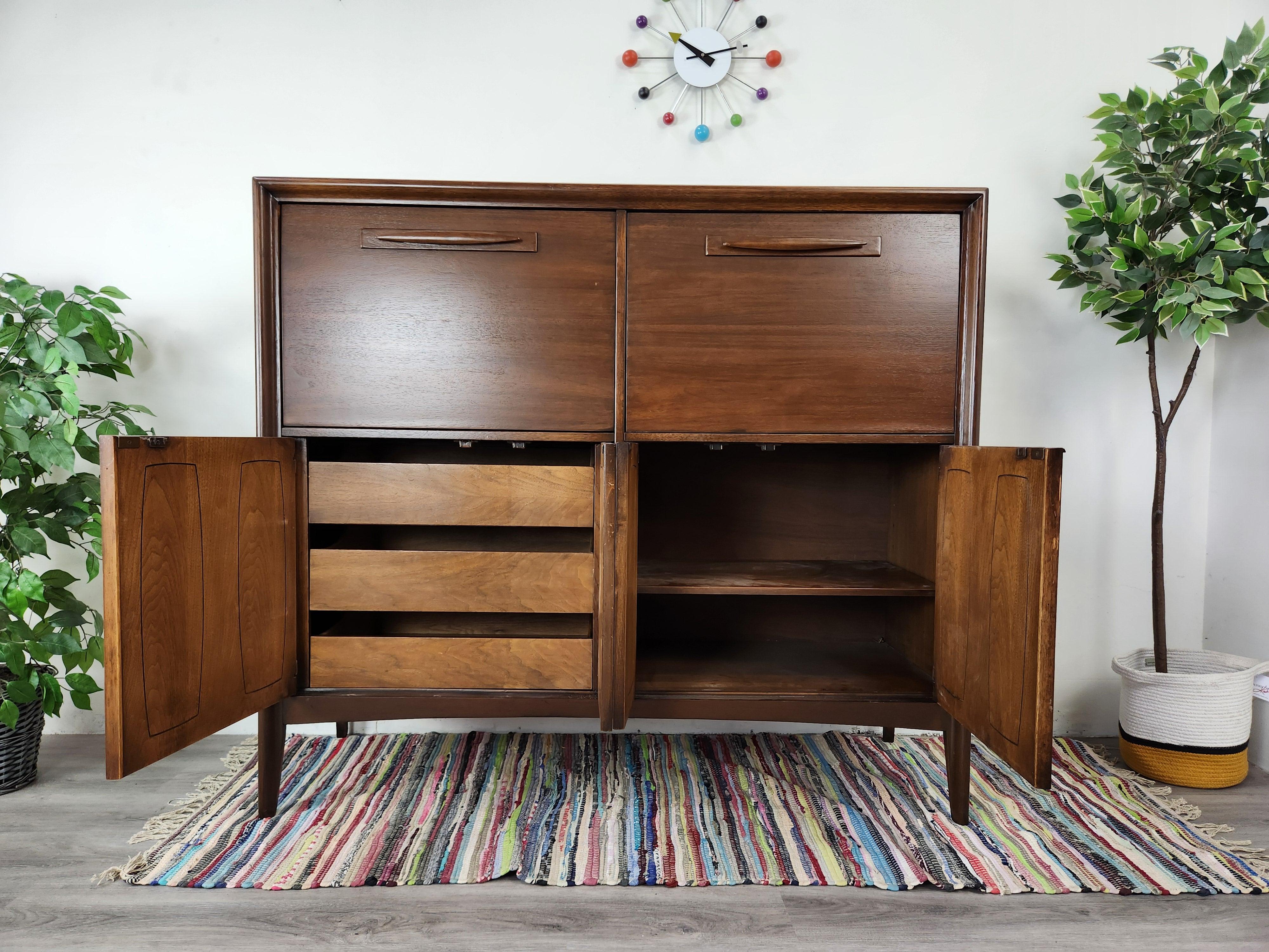 Américain Broyhill Double Bar Cabinet Butlers Pantry Mid-Century Modern  en vente