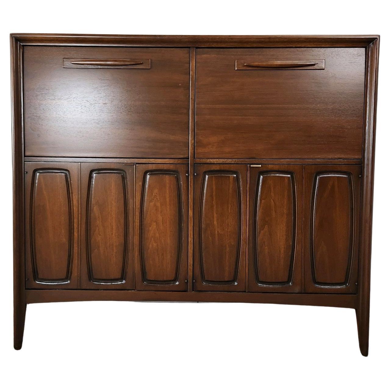 Broyhill Double Bar Cabinet Butlers Pantry Mid-Century Modern 