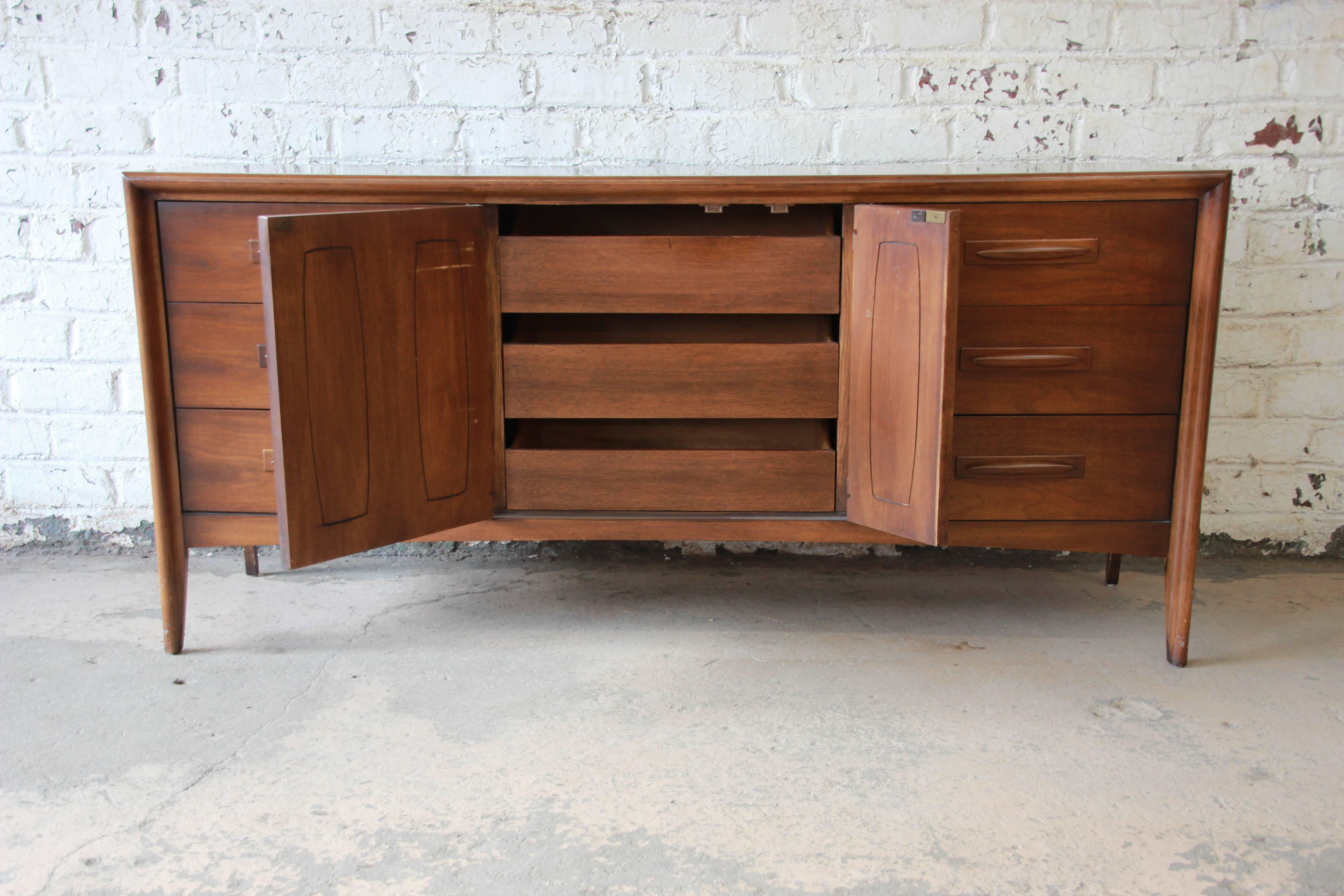 Broyhill Emphasis Mid-Century Modern Sculpted Walnut Credenza or Triple Dresser In Good Condition In South Bend, IN