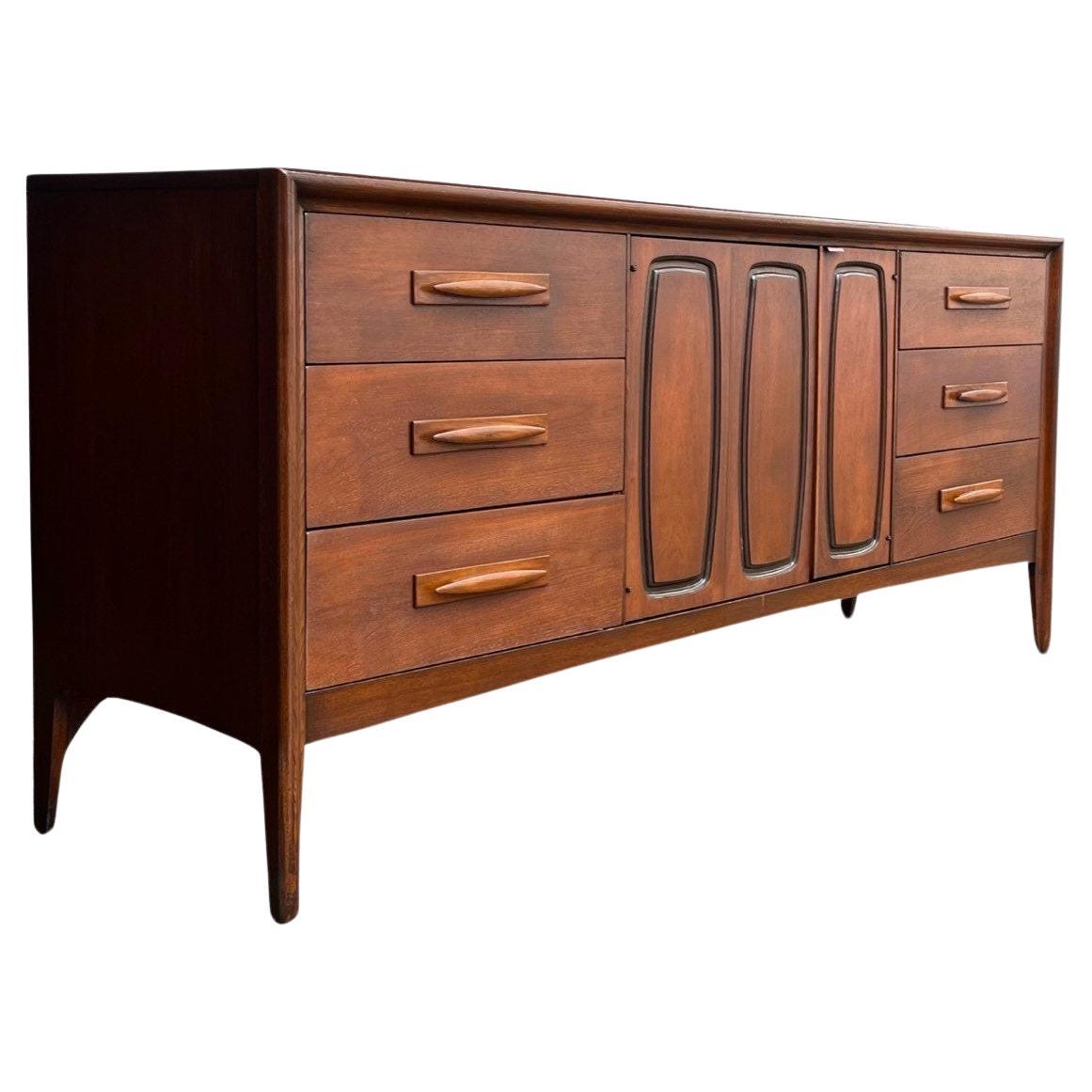 Broyhill Emphasis Mid Century Modern Vintage 9 Drawer Lowboy Dresser c. 1960s