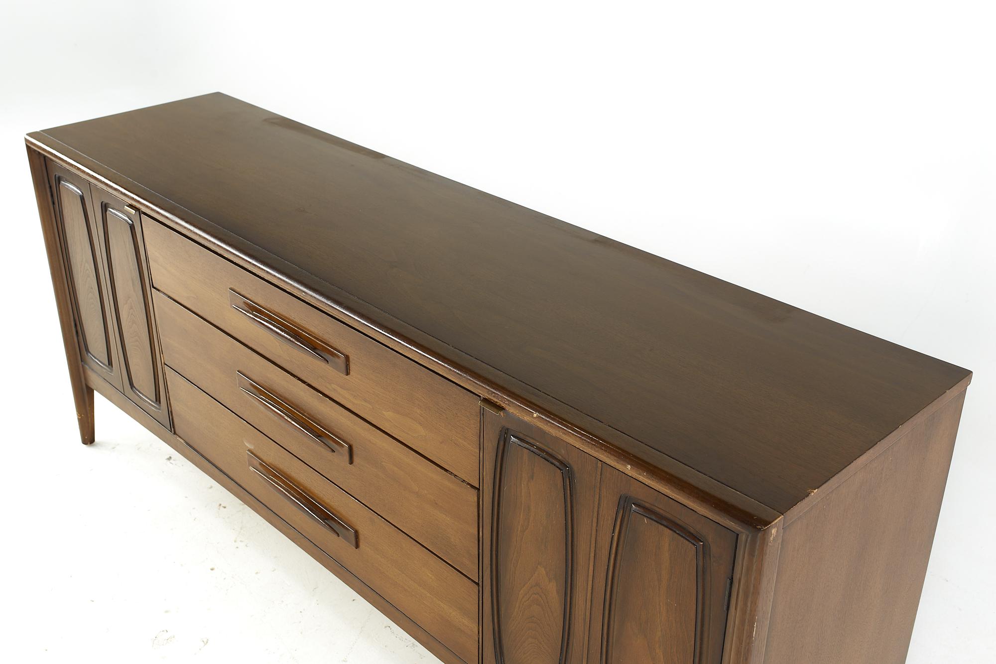 Broyhill Emphasis Midcentury Walnut Lowboy Dresser In Good Condition For Sale In Countryside, IL