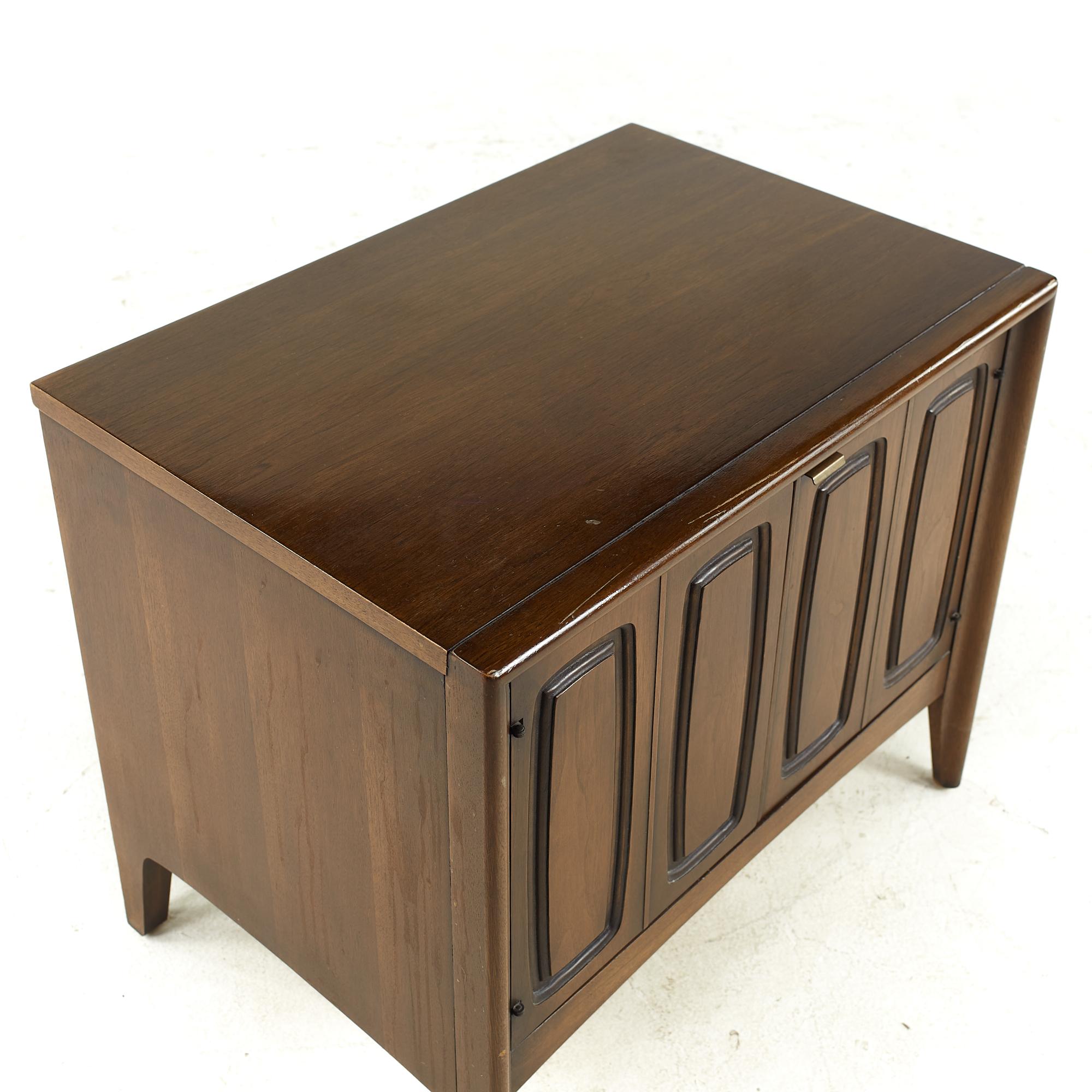 Broyhill Emphasis Midcentury Walnut Nightstand In Good Condition For Sale In Countryside, IL