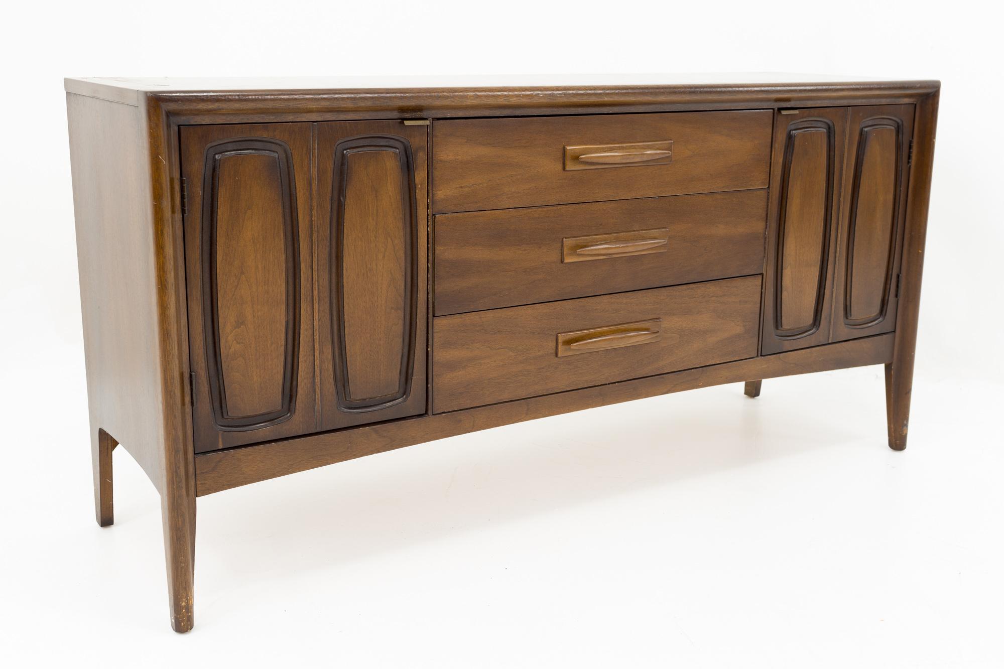 Broyhill Emphasis Mid Century Walnut Sideboard Buffet Credenza In Good Condition In Countryside, IL