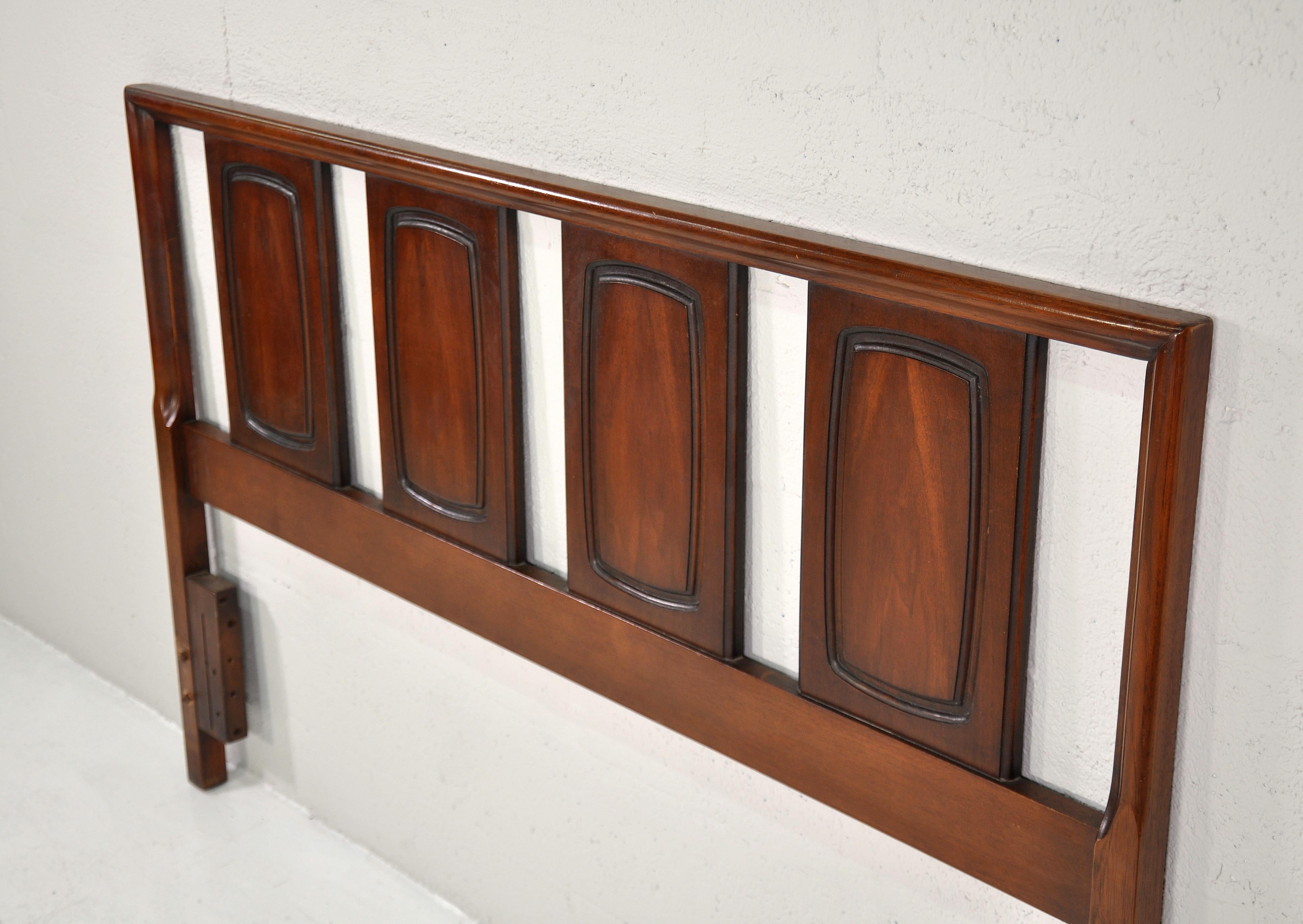 Broyhill Emphasis Queen Size Walnut Headboard In Good Condition For Sale In Miami, FL