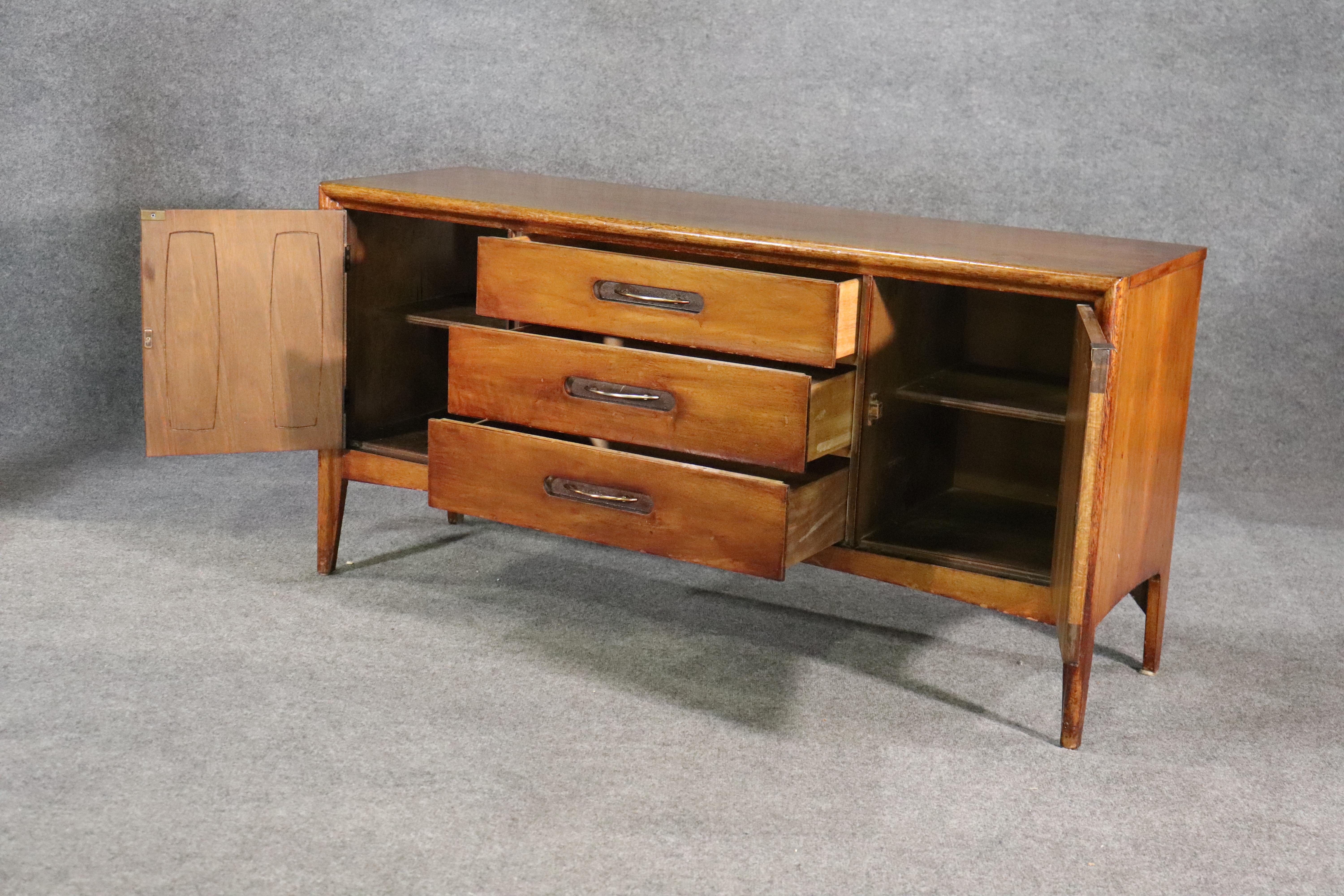 Mid-century modern American made dresser by Broyhill. This dresser or buffet has three wide drawers and two side cabinets.
Please confirm location NY or NJ
