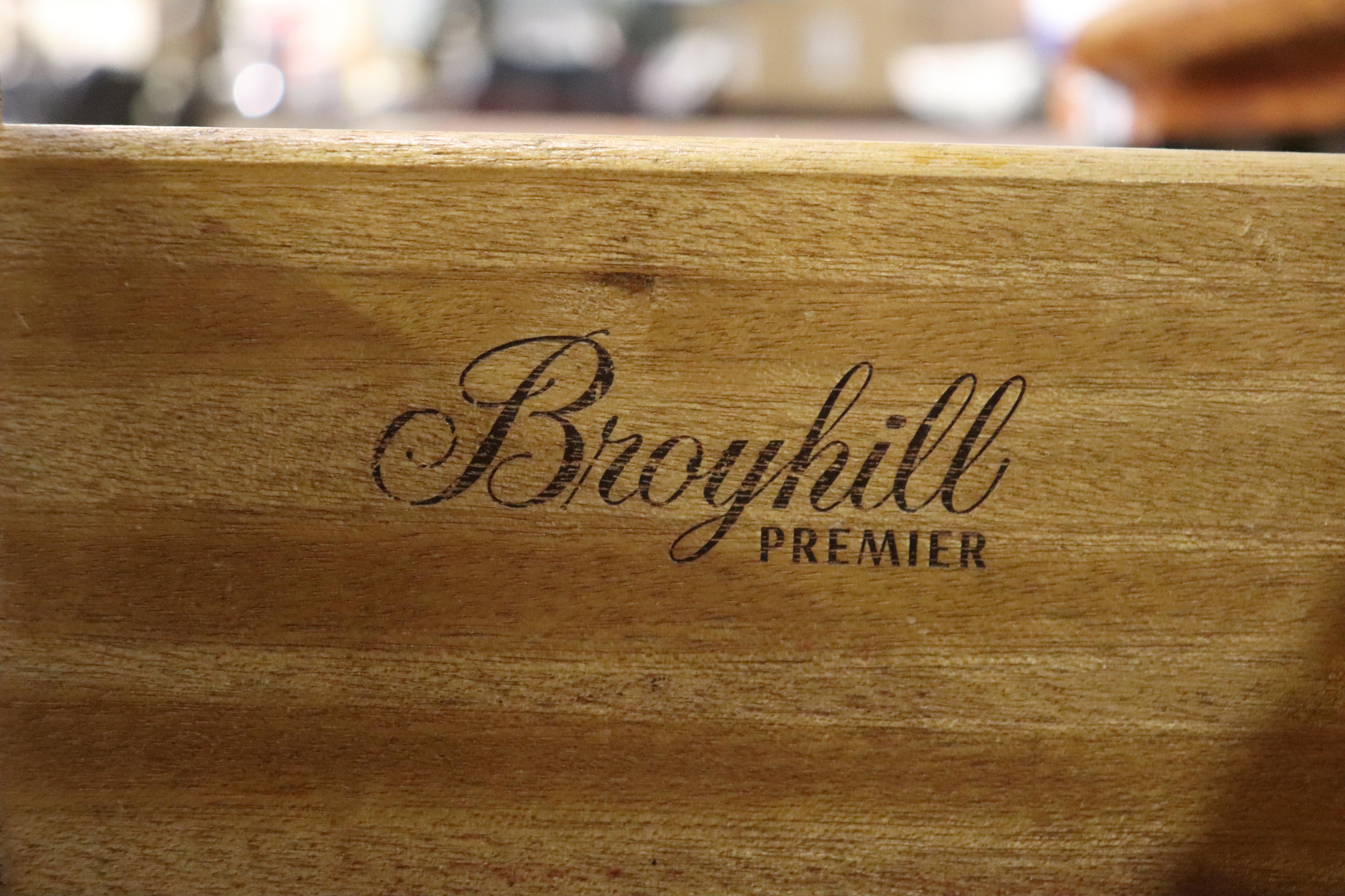 Broyhill 'Emphasis' Series Dresser In Good Condition For Sale In Brooklyn, NY