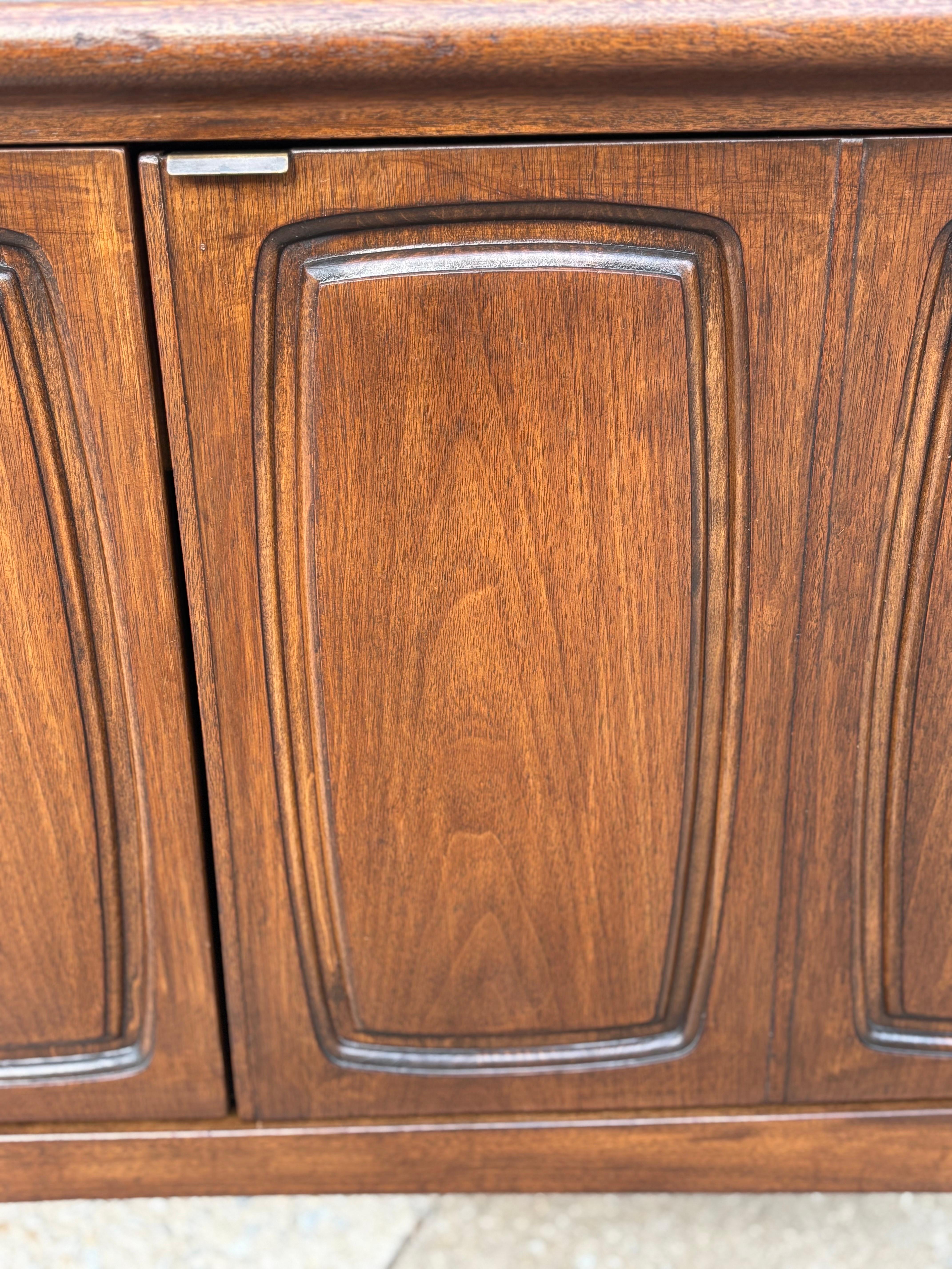 Armario/ Credenza Broyhill Emphasis Pequeño de 2 Puertas en venta 4