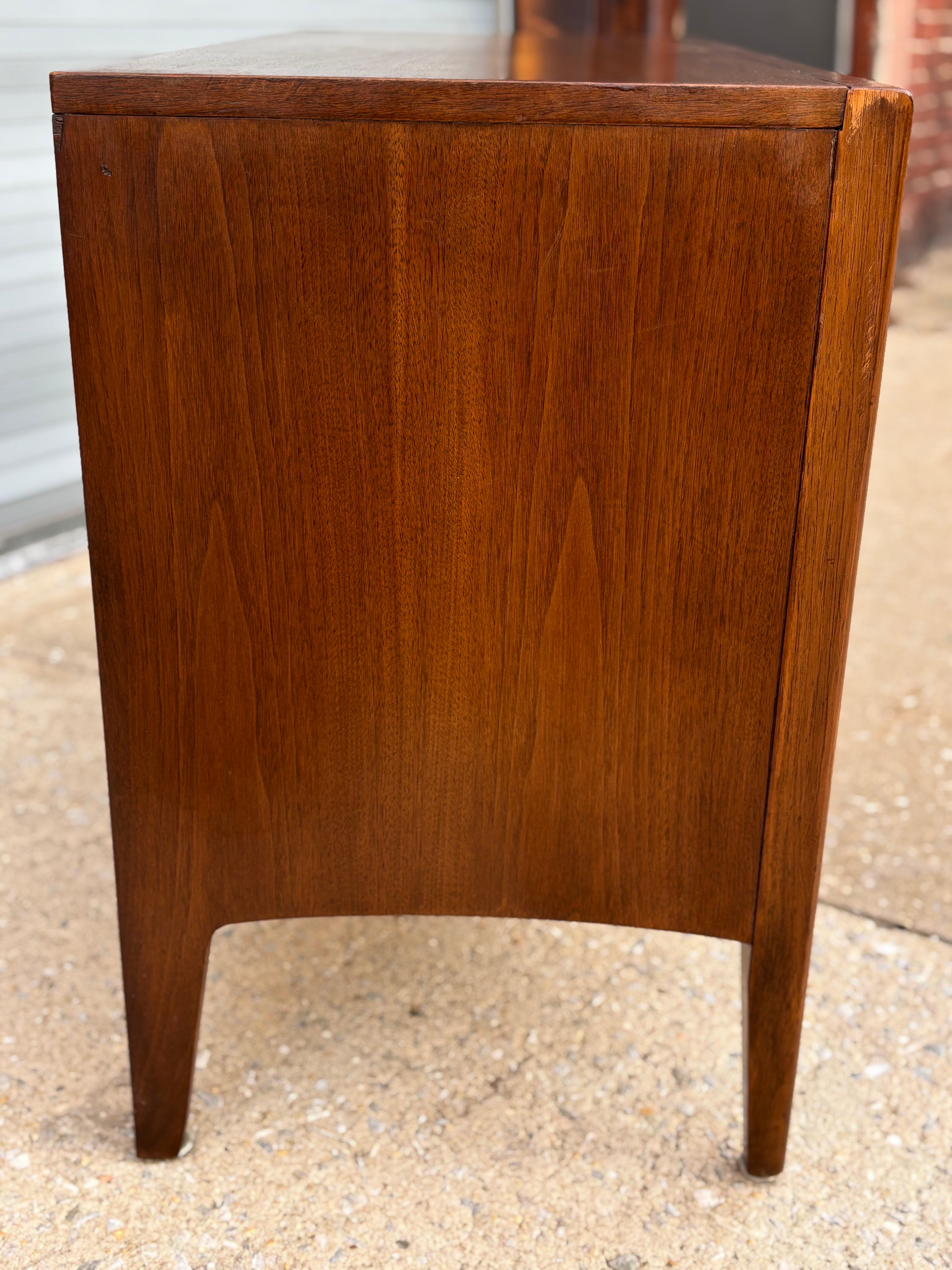 Armario/ Credenza Broyhill Emphasis Pequeño de 2 Puertas en venta 5