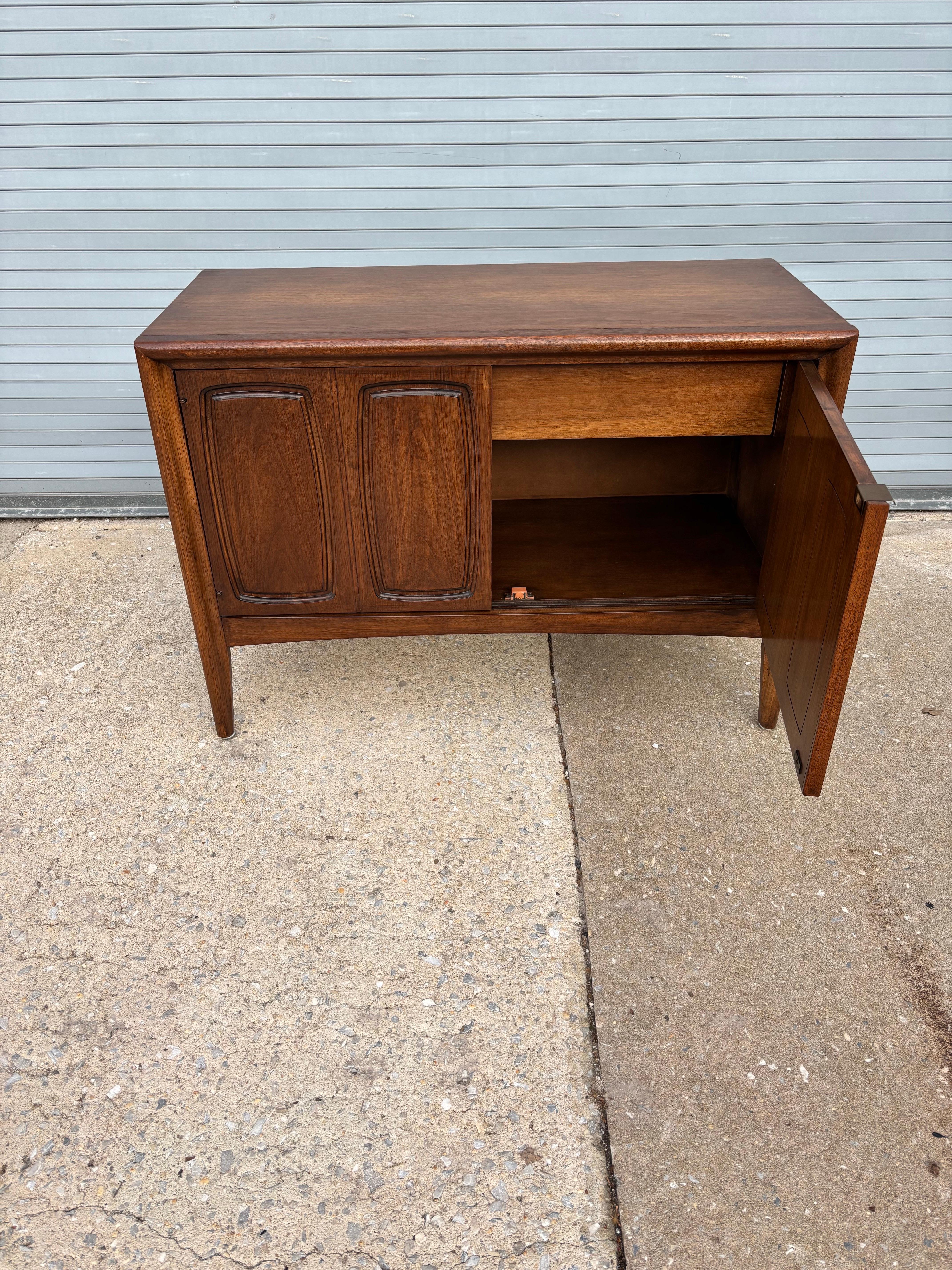 Armario/ Credenza Broyhill Emphasis Pequeño de 2 Puertas Moderno de mediados de siglo en venta