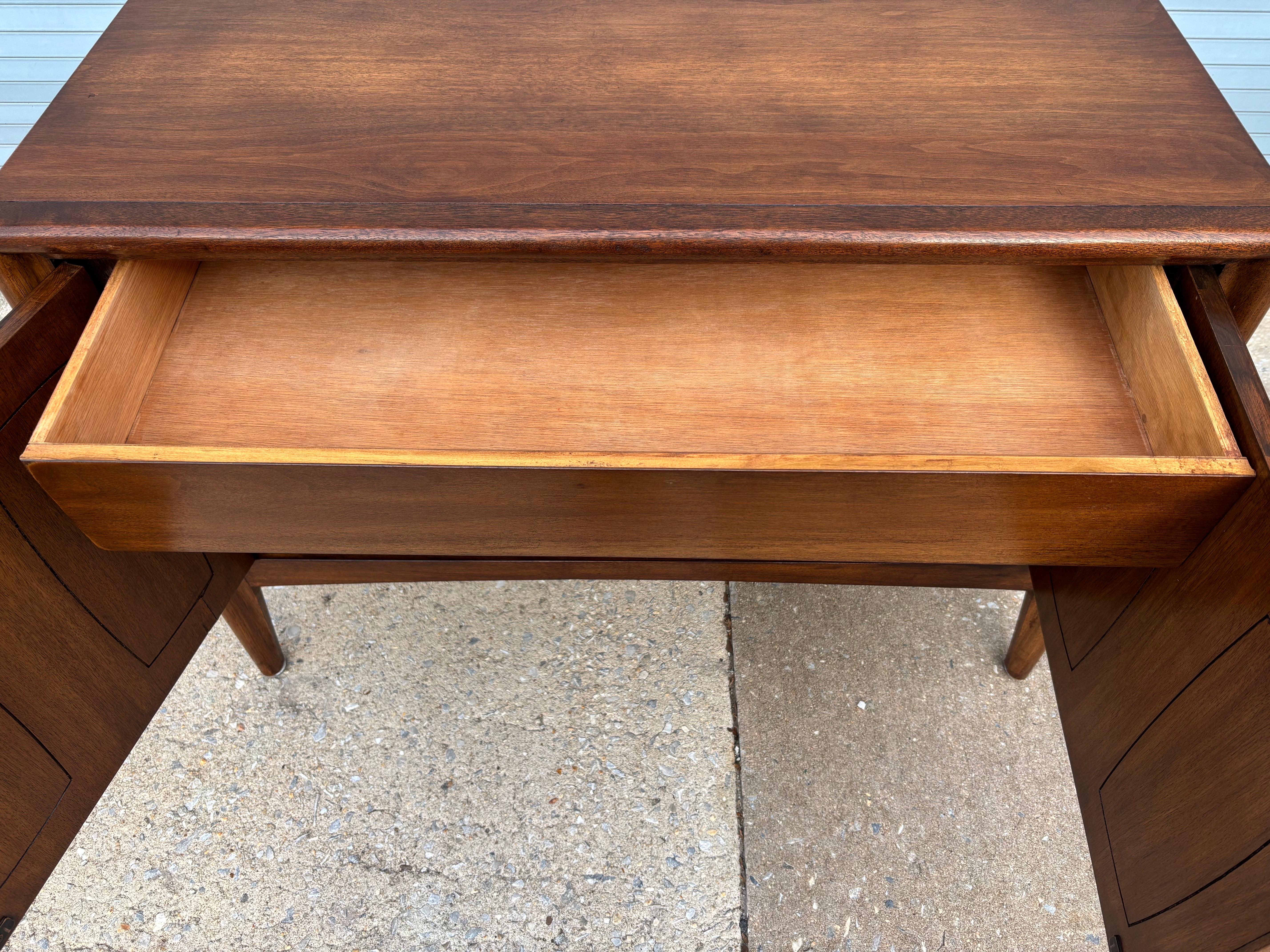 Armario/ Credenza Broyhill Emphasis Pequeño de 2 Puertas Estadounidense en venta