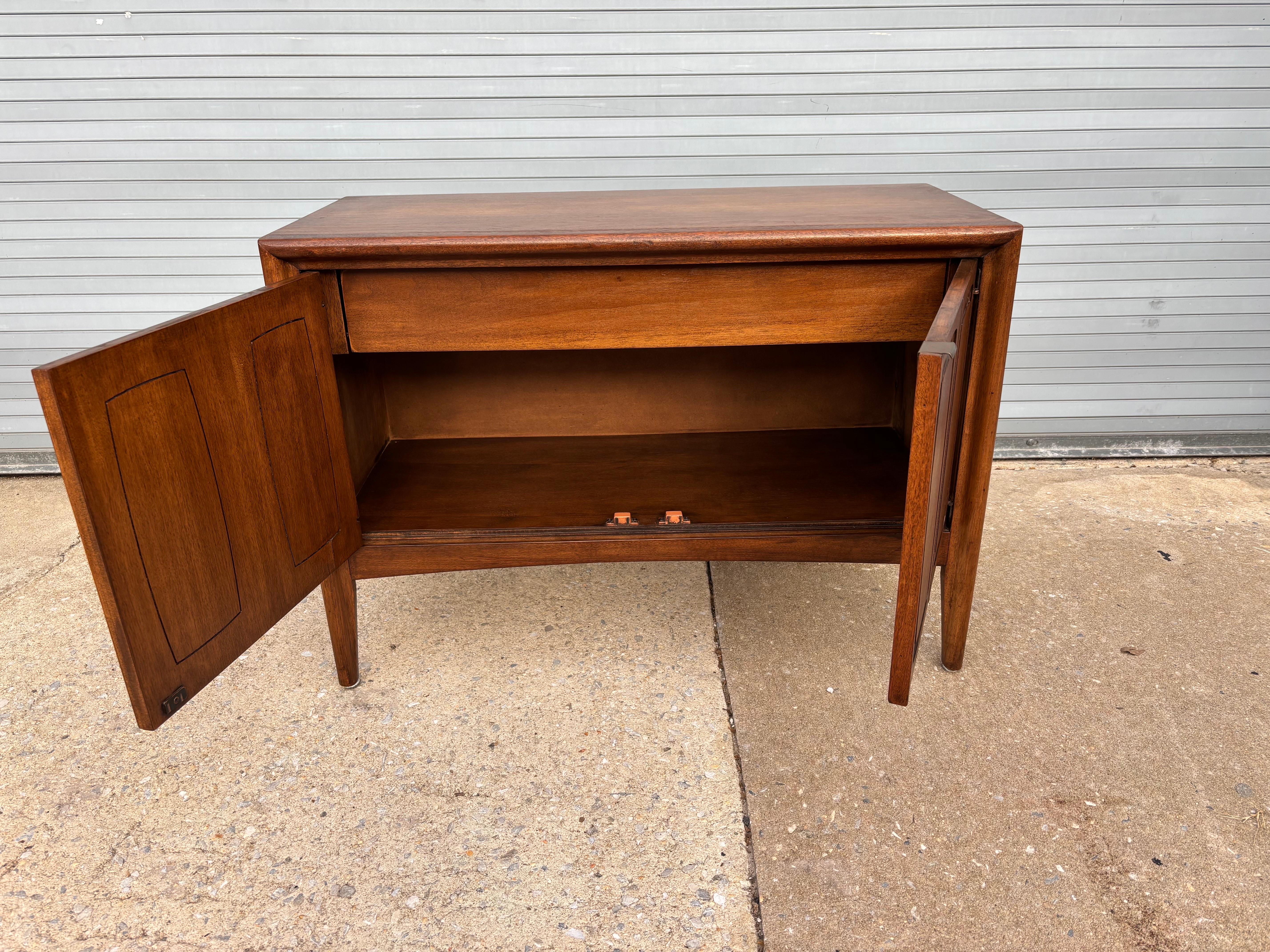 Armario/ Credenza Broyhill Emphasis Pequeño de 2 Puertas en Bueno estado para la venta en Philadelphia, PA