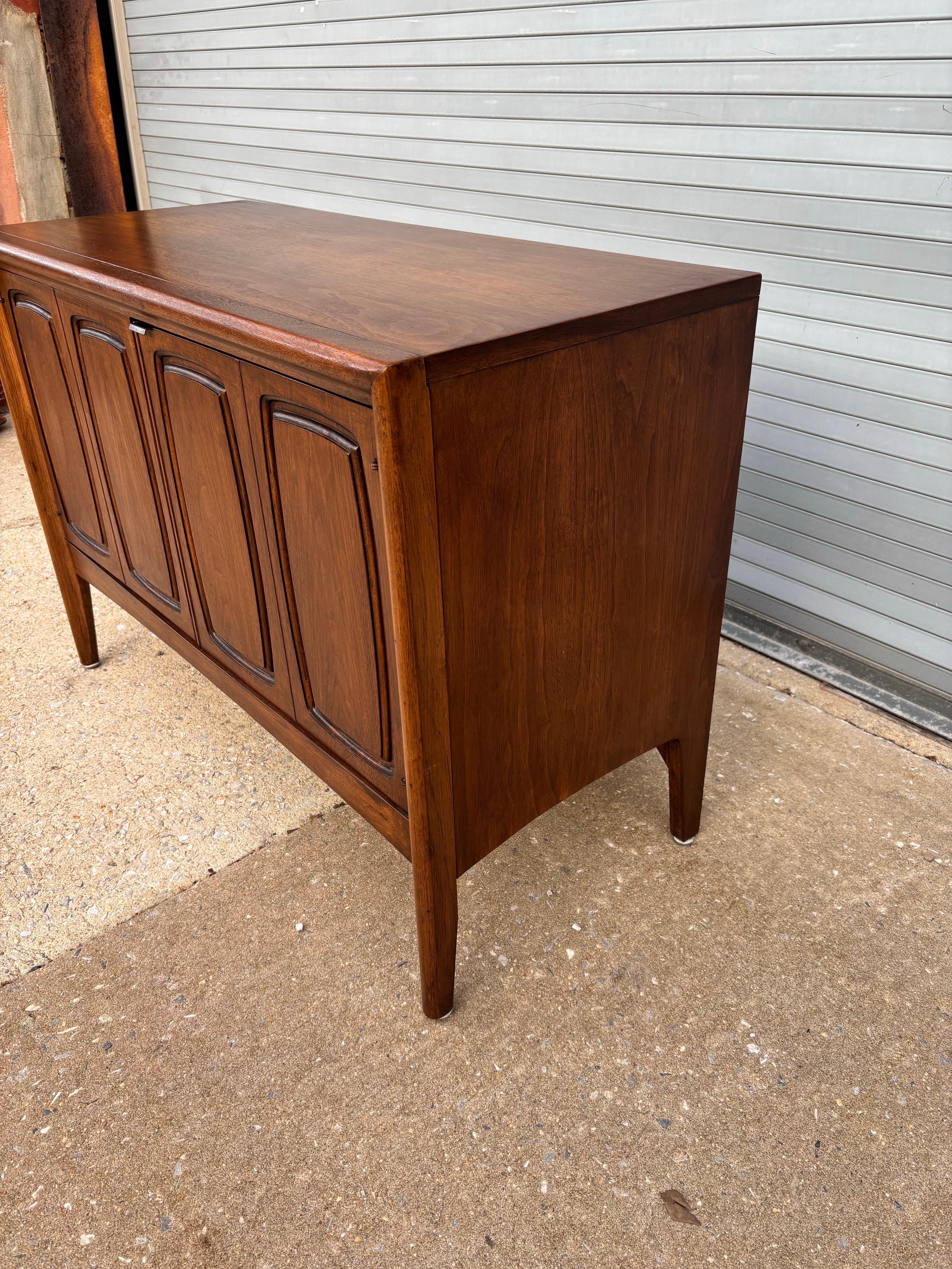 Armario/ Credenza Broyhill Emphasis Pequeño de 2 Puertas siglo XX en venta