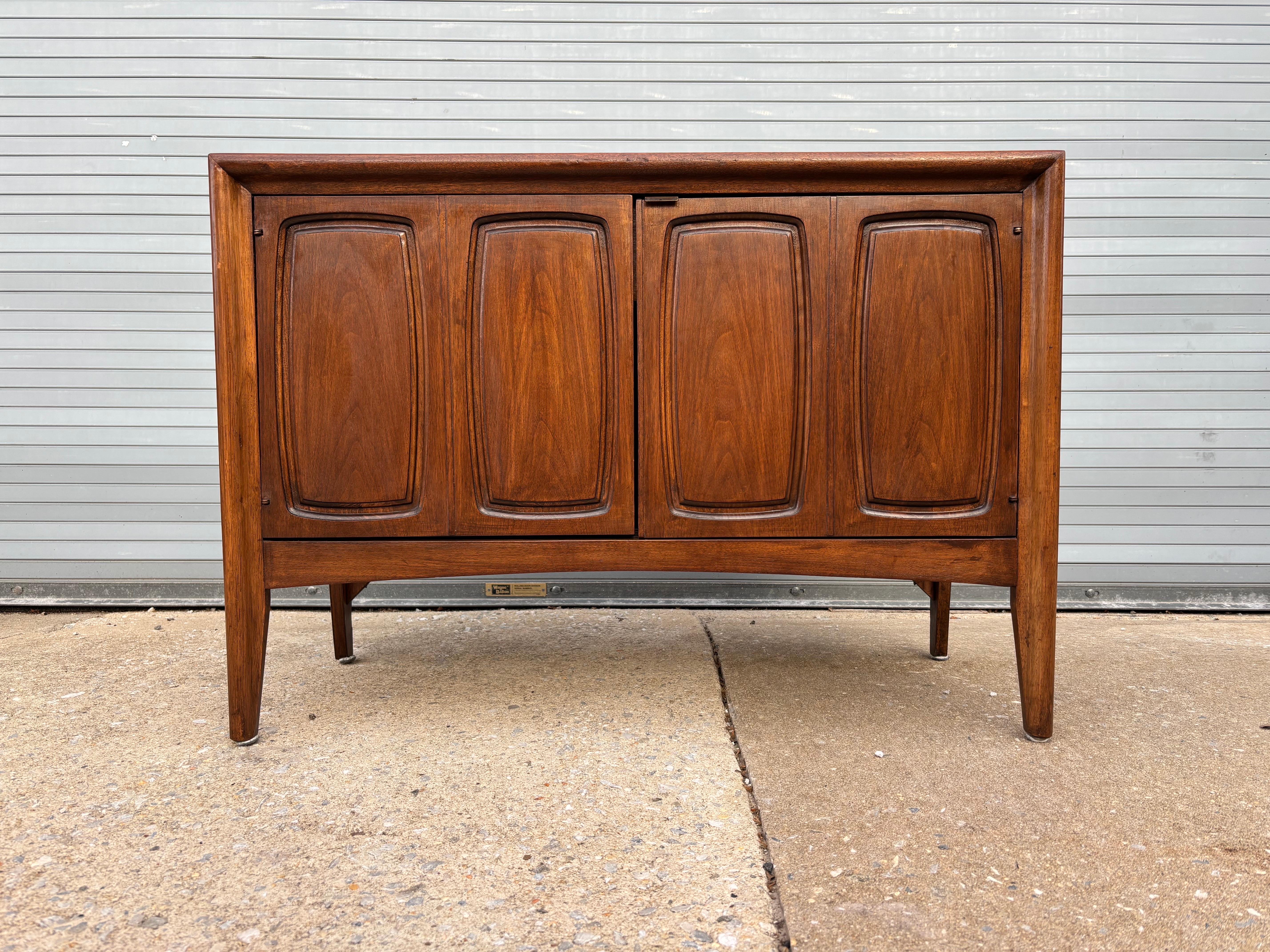 Armario/ Credenza Broyhill Emphasis Pequeño de 2 Puertas Nogal en venta
