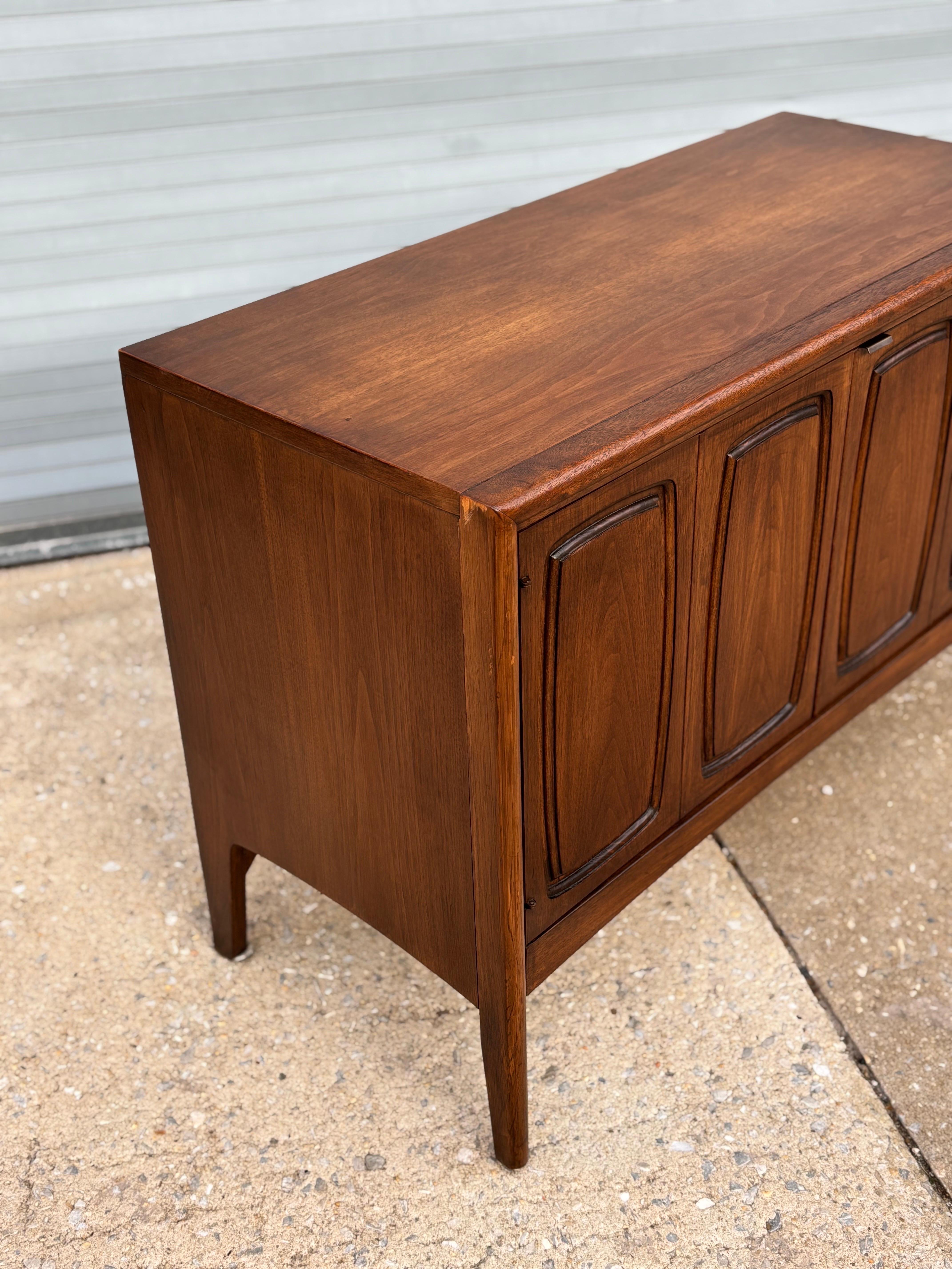 Armario/ Credenza Broyhill Emphasis Pequeño de 2 Puertas en venta 1
