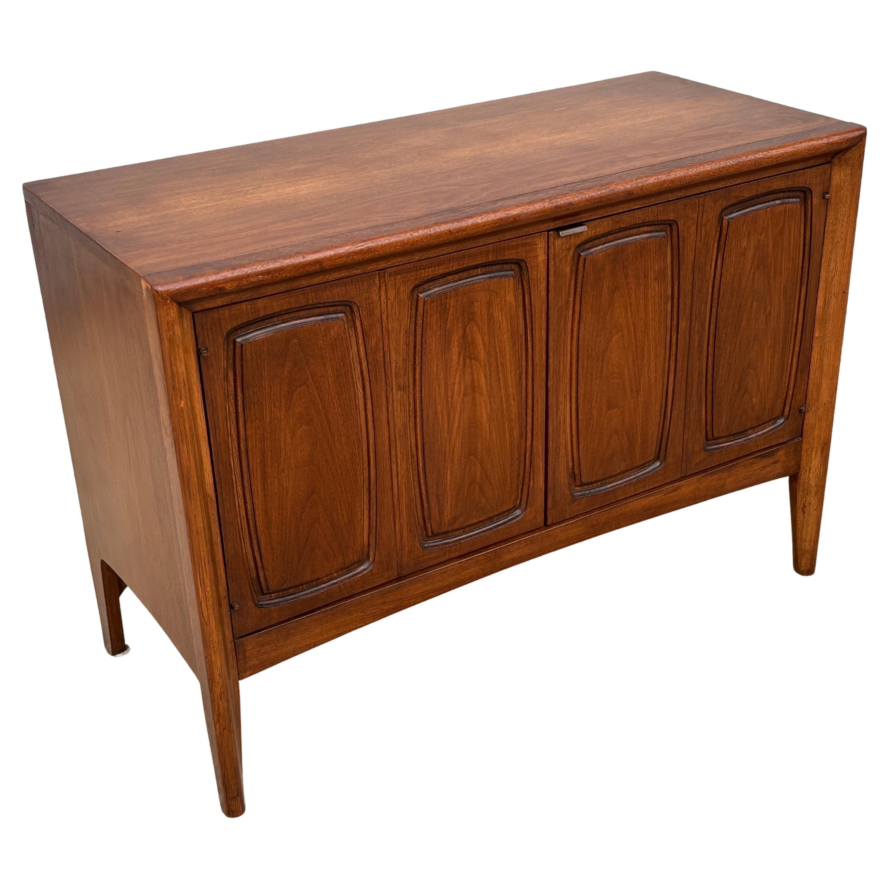 Armario/ Credenza Broyhill Emphasis Pequeño de 2 Puertas en venta