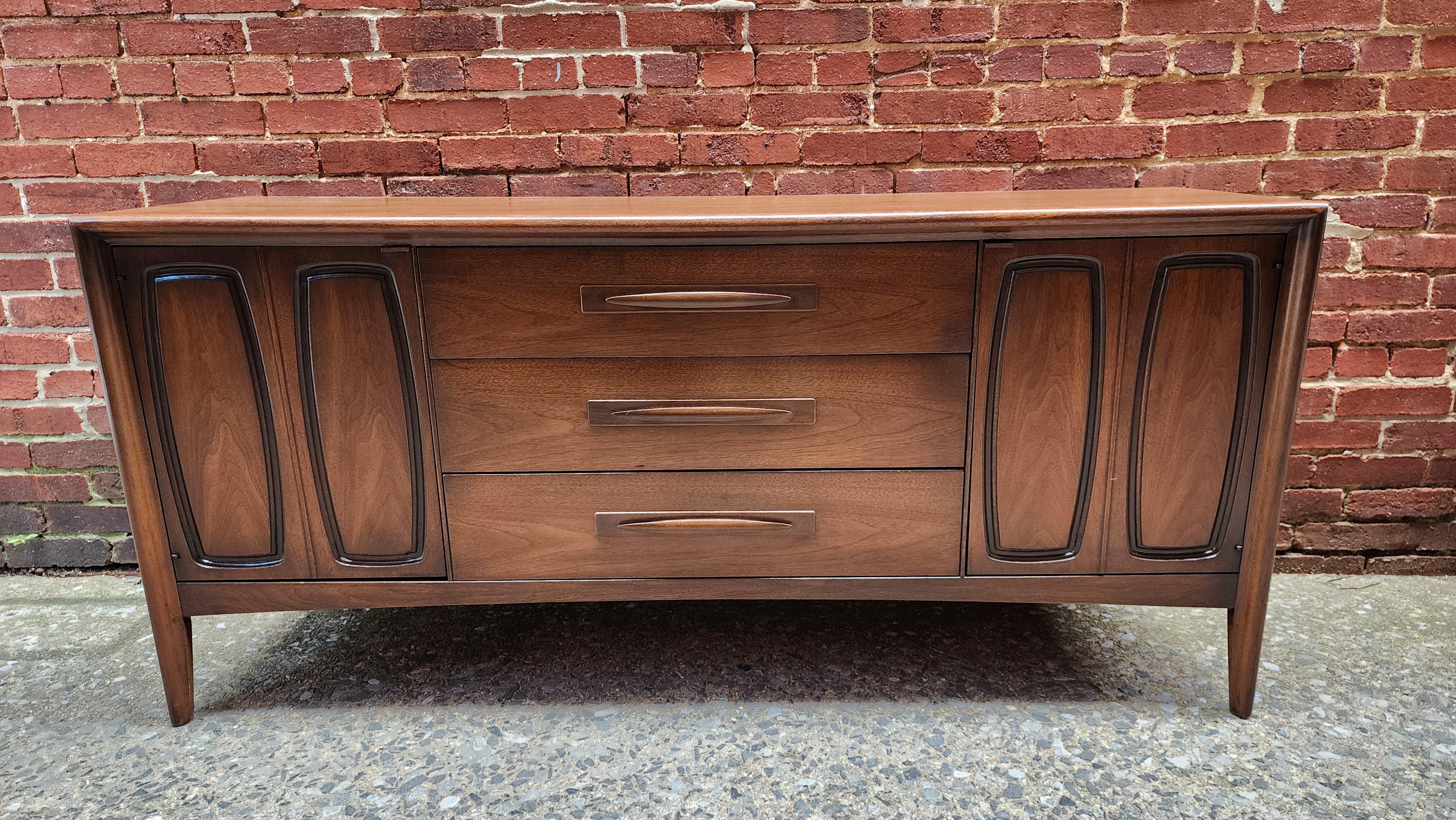 Broyhill Emphasis Walnut Credenza Mid-Century Modern In Good Condition For Sale In Frederick, MD