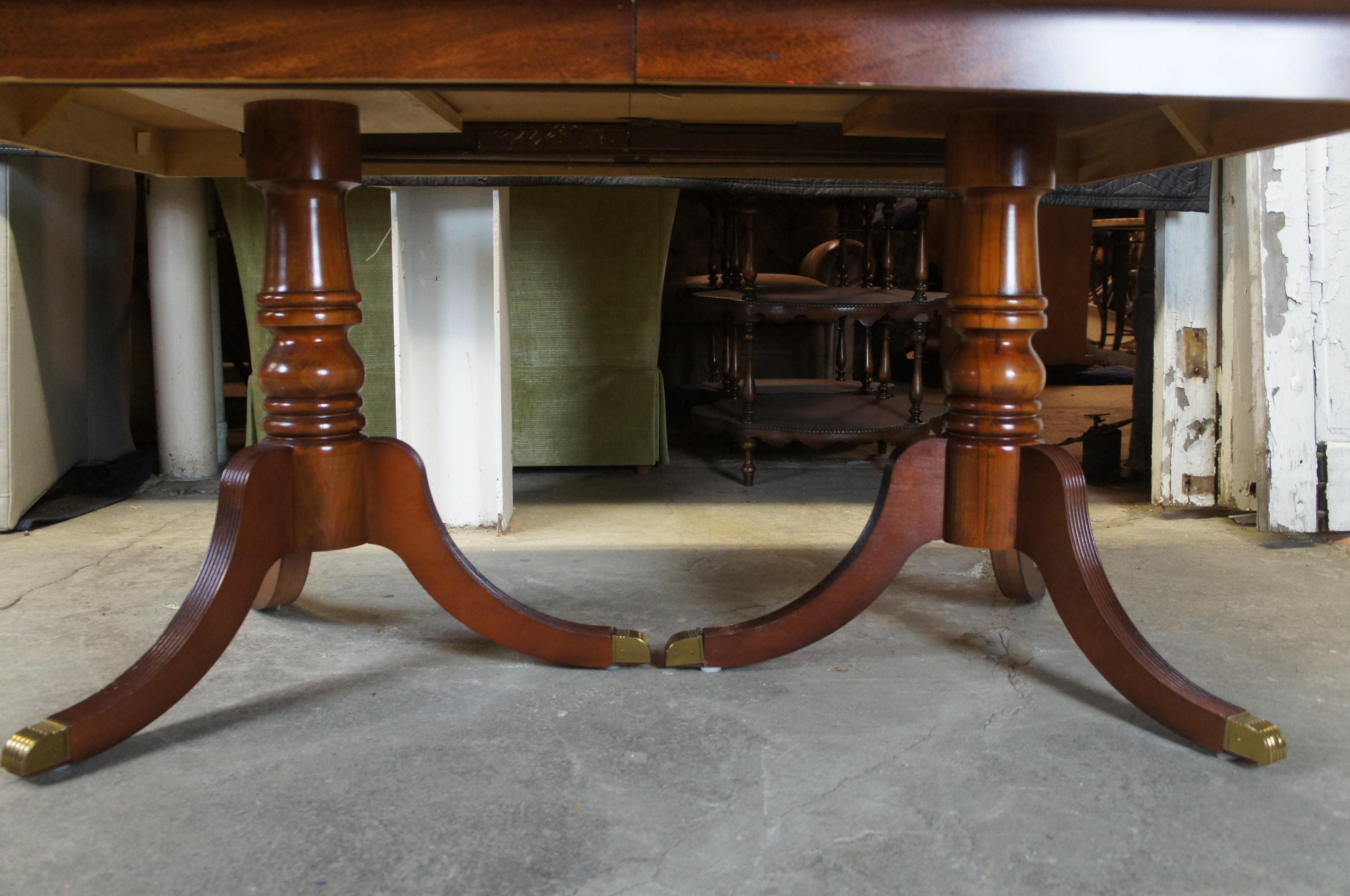 Broyhill Flame Mahogany Duncan Phyfe Chippendale Pedestal Dining Table 5265-40 In Good Condition In Dayton, OH