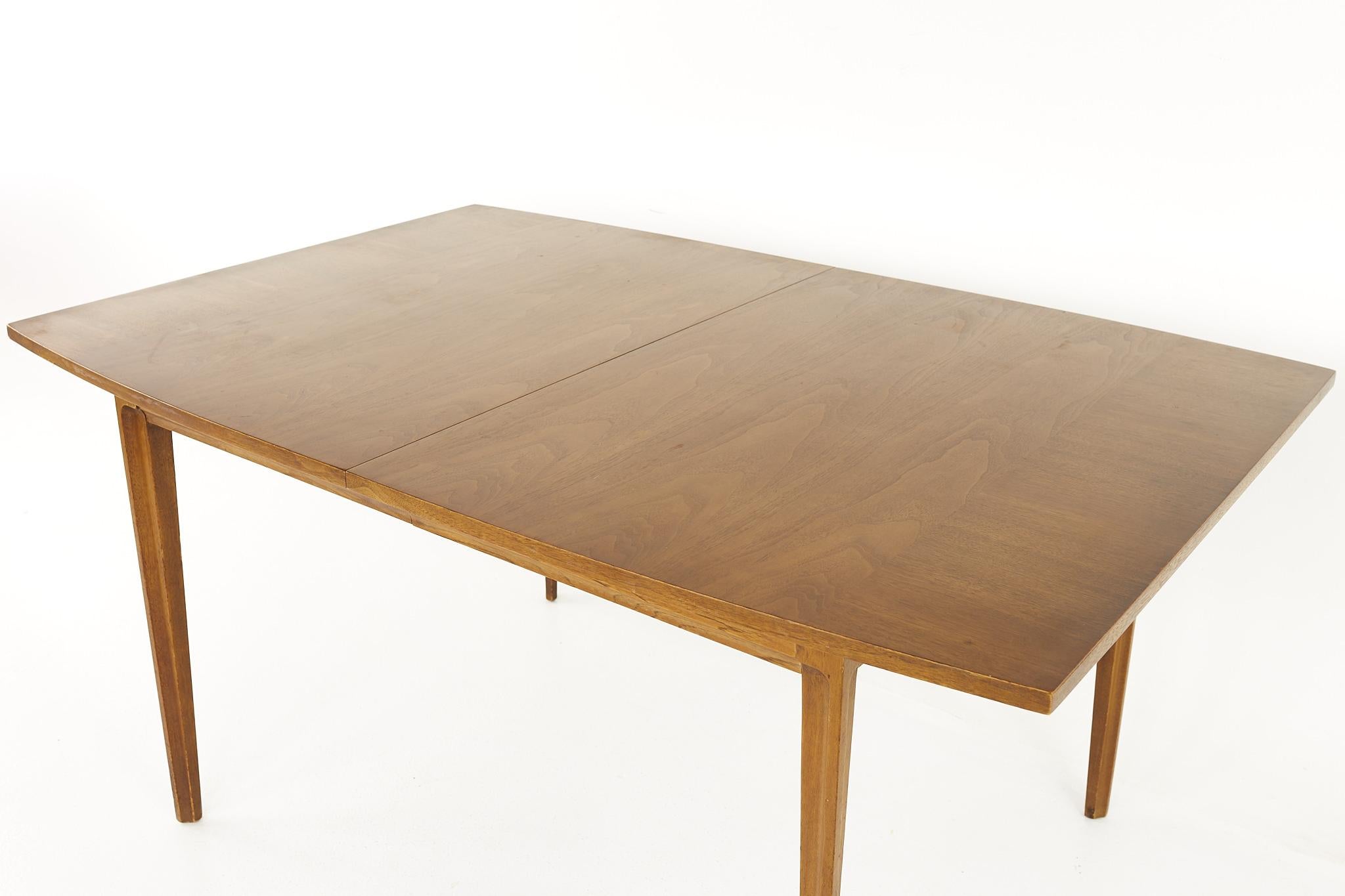 Broyhill Forward '70 Mid Century Walnut Dining Table with 1 Leaf In Good Condition For Sale In Countryside, IL