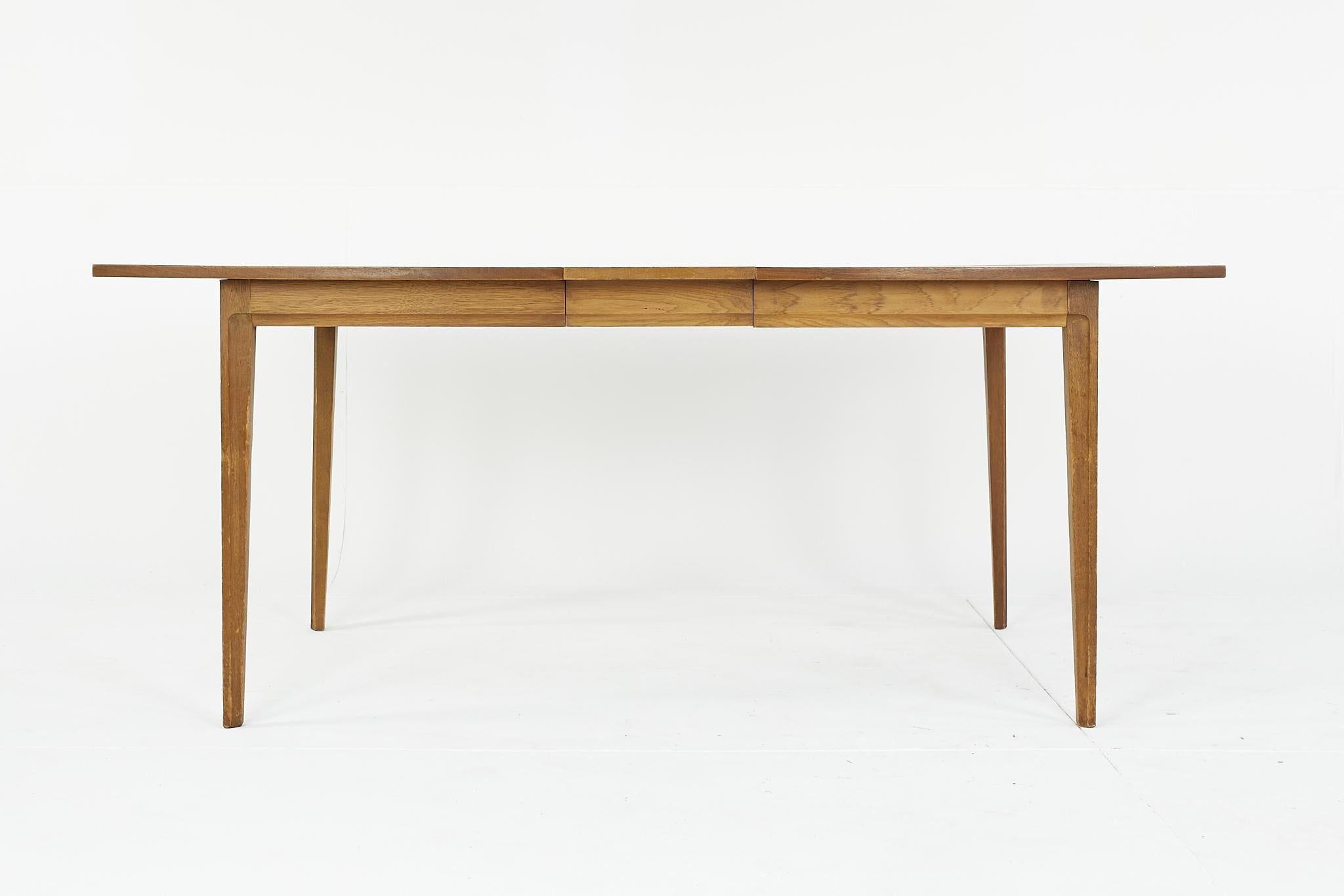 Broyhill Forward 70 Mid Century Walnut Dining Table with One Leaf In Good Condition For Sale In Countryside, IL