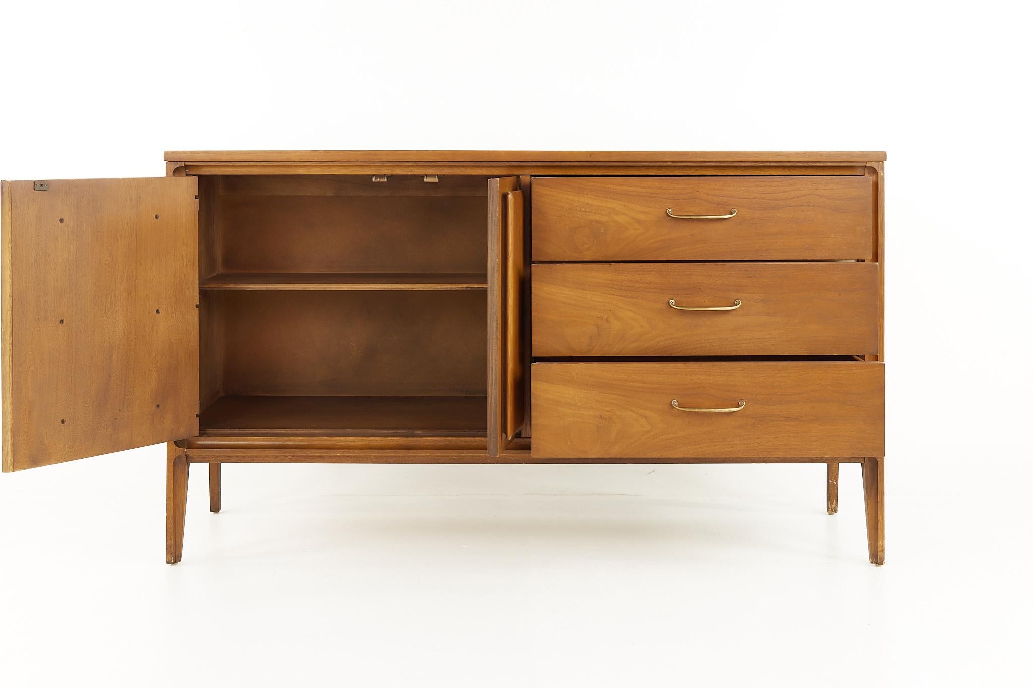 Broyhill Forward '70 Mid Century Walnut Sideboard Credenza In Good Condition In Countryside, IL