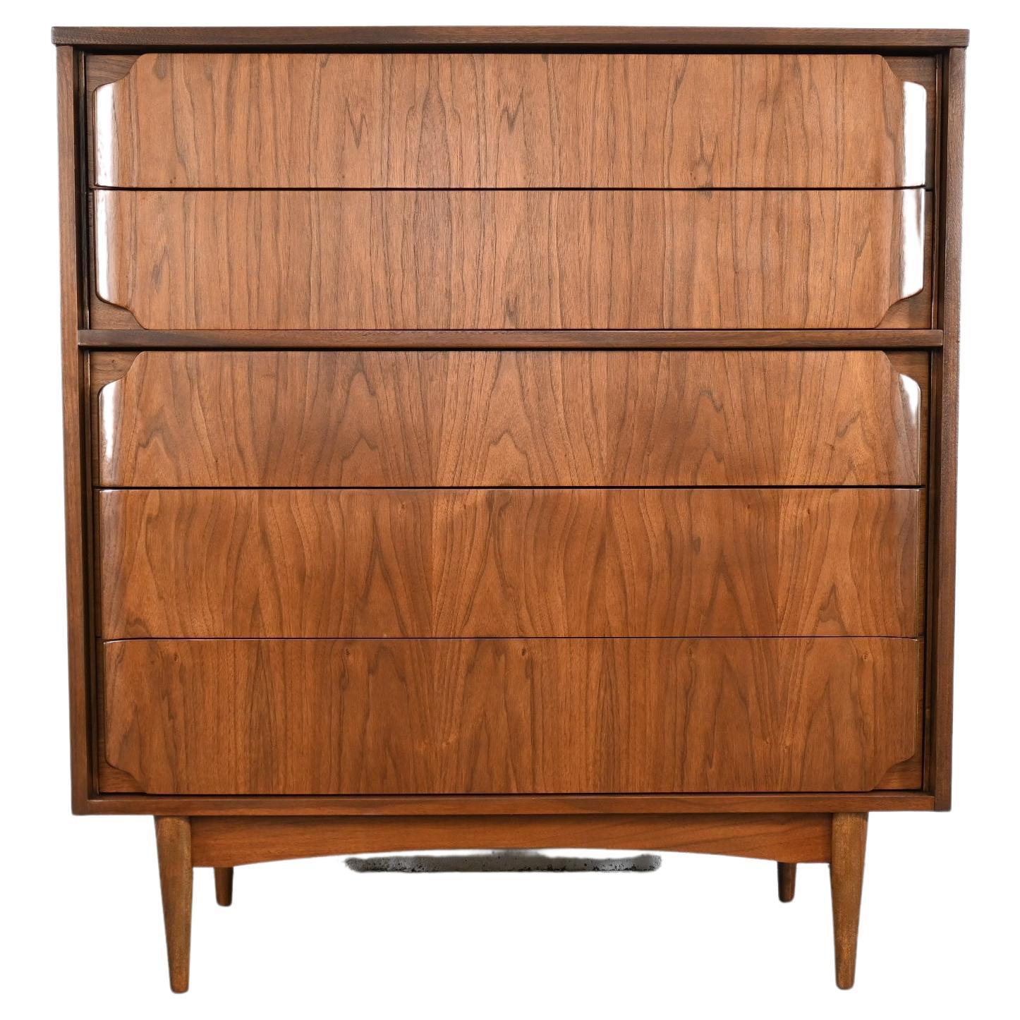 Broyhill Furniture Mid-Century Modern Walnut Highboy Dresser

Broyhill Furniture, 1962, USA

40.13