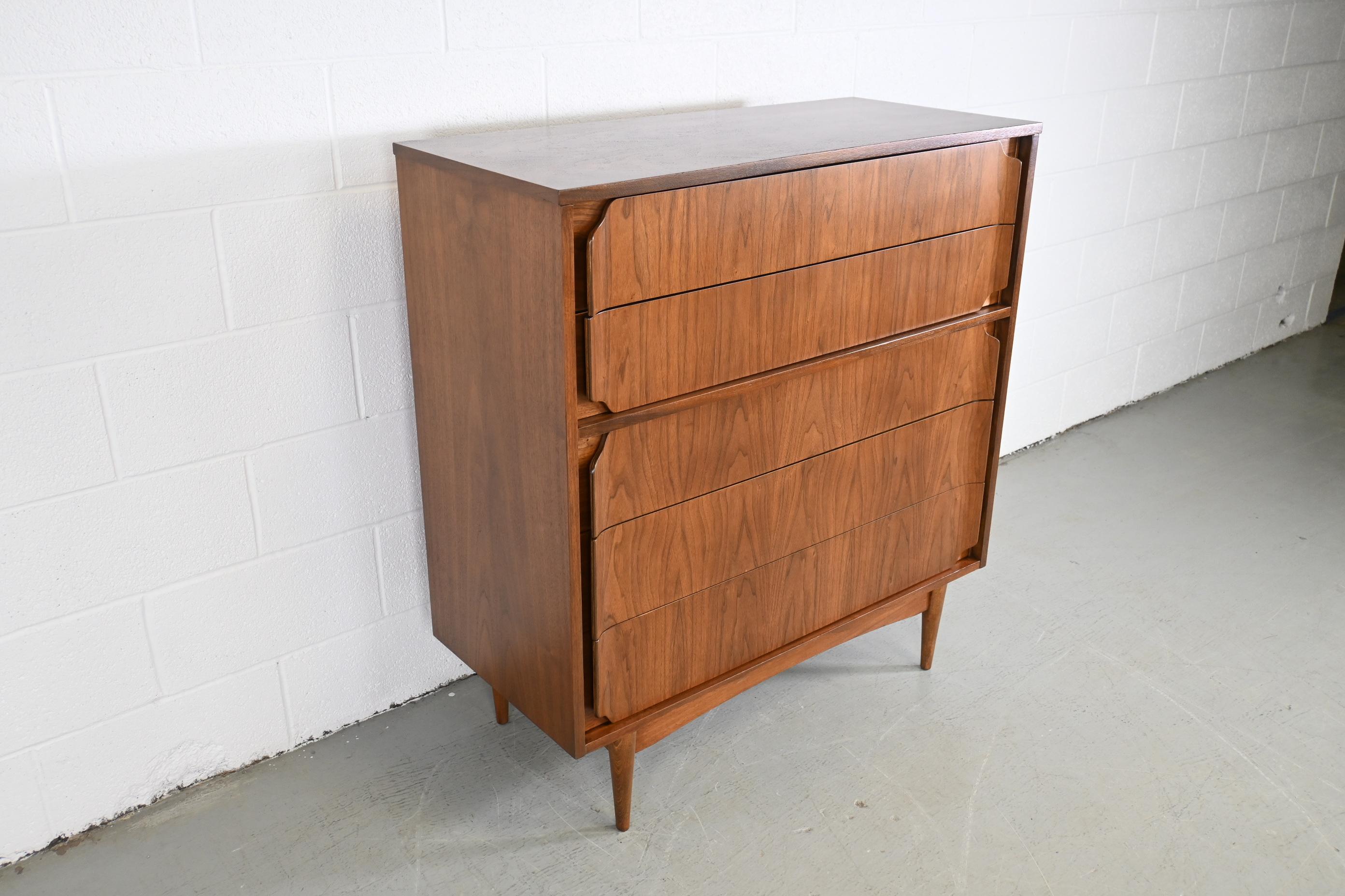 Broyhill Furniture Mid-Century Modern Walnut Highboy Dresser In Excellent Condition In Morgan, UT