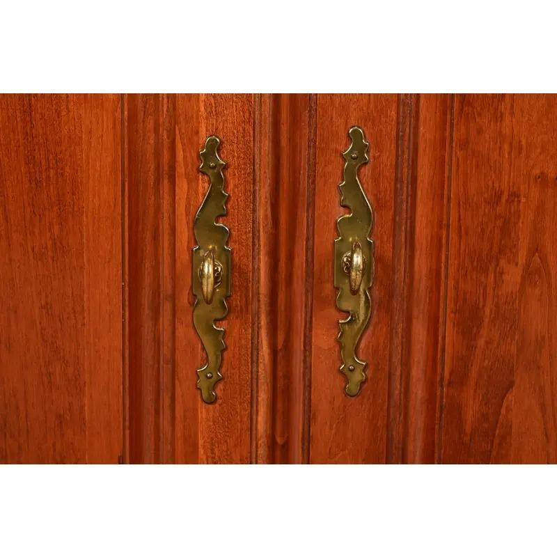 Broyhill Georgian Carved Cherry Wood Flip Top Bar Cabinet or Buffet Server For Sale 4