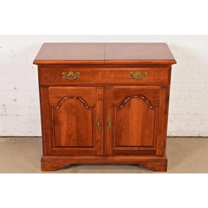Broyhill Georgian Carved Cherry Wood Flip Top Bar Cabinet or Buffet Server In Good Condition For Sale In South Bend, IN