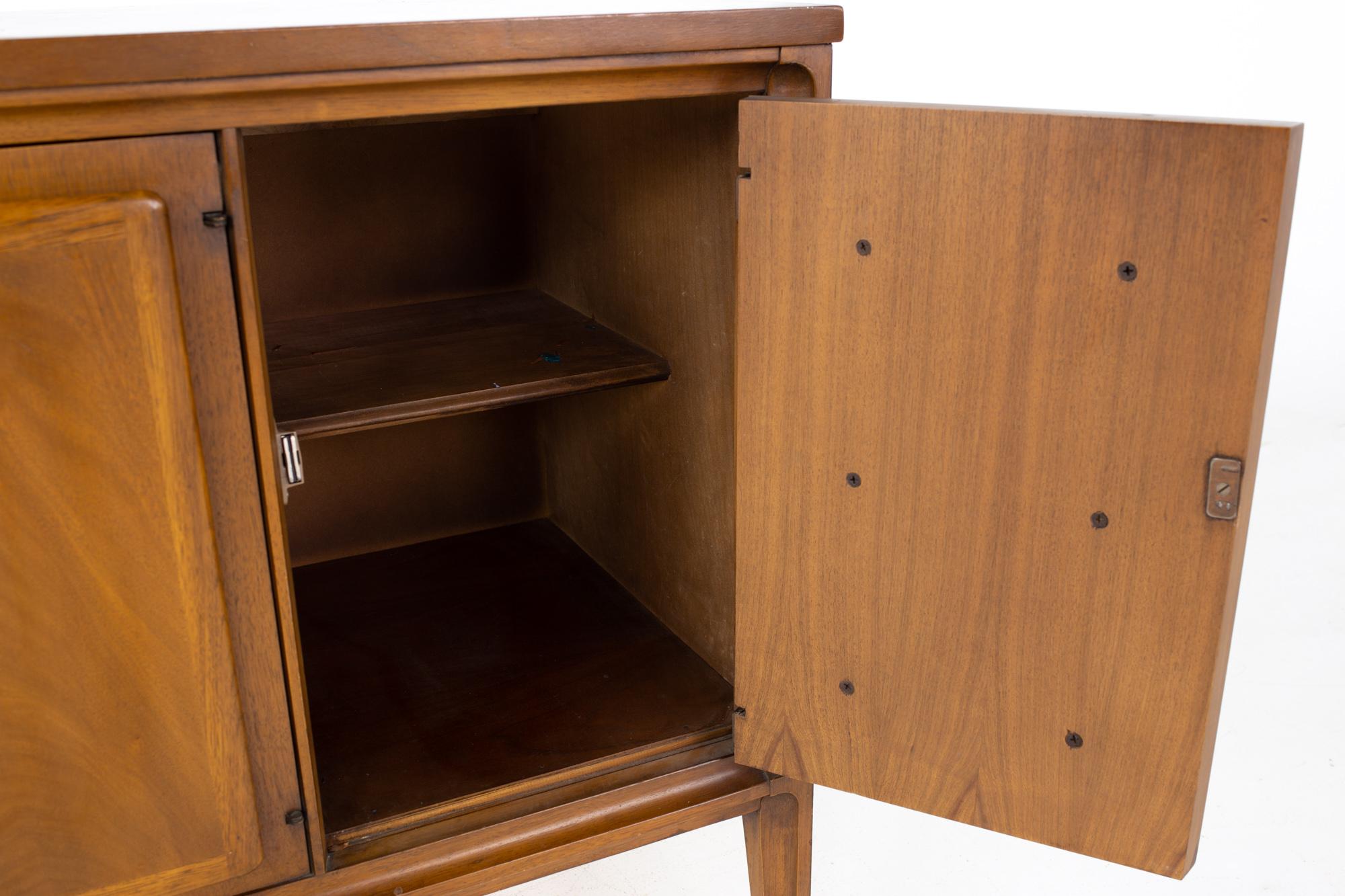 Wood Broyhill Mid Century Forward '70 Small Bar Record Cabinet Credenza