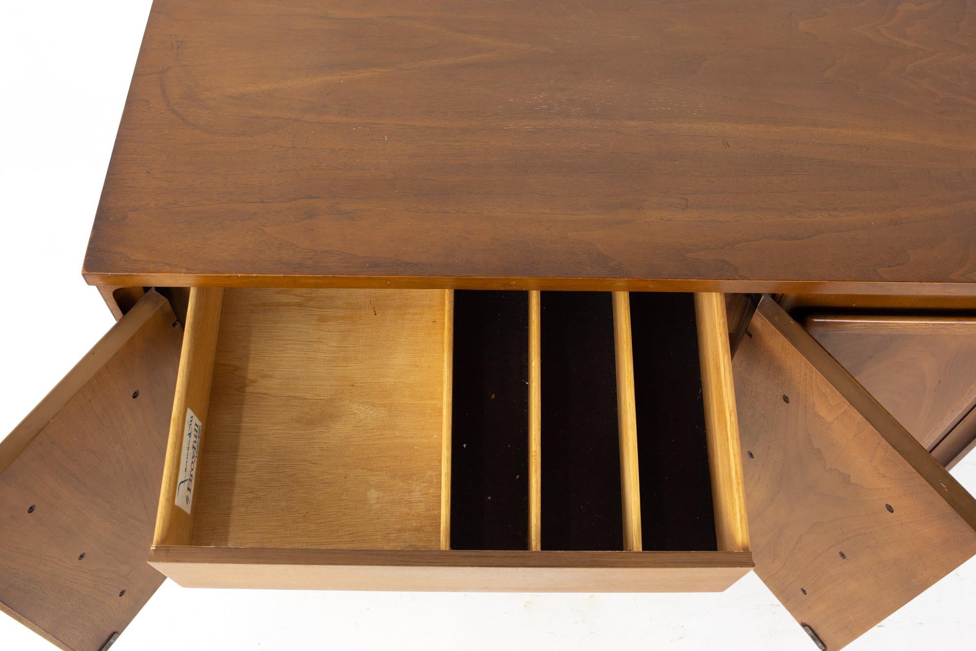 Broyhill Mid Century Forward '70 Small Bar Record Cabinet Credenza 2