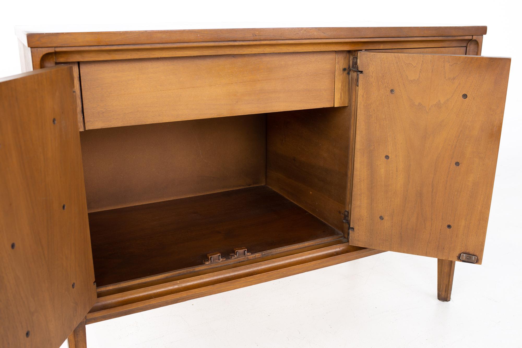 Broyhill Mid Century Forward '70 Small Bar Record Cabinet Credenza In Good Condition In Countryside, IL